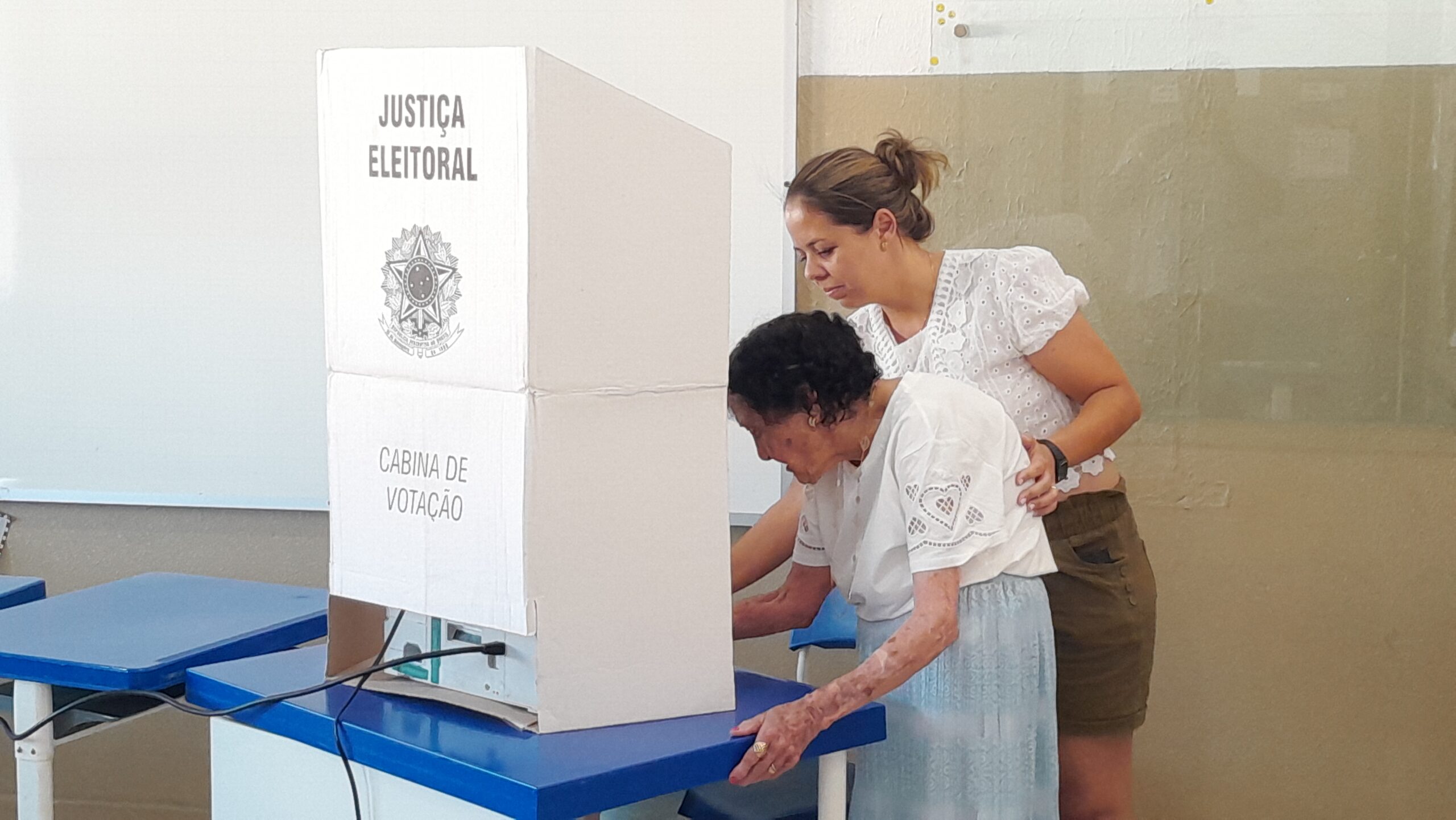 Dona Izaltina, aos 104 anos, exerce na Eleição seu direito de cidadania em Três Pontas