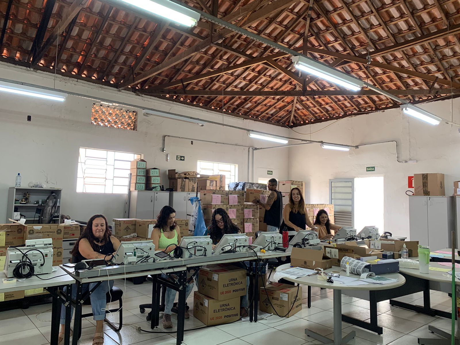 Justiça Eleitoral faz carga das urnas para as Eleições 2024