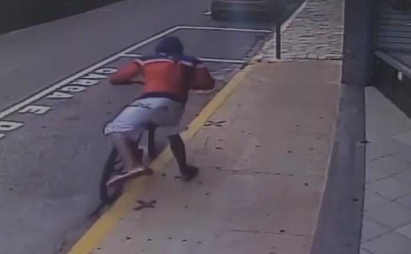 Adolescente furta bicicleta na porta de papelaria no Centro
