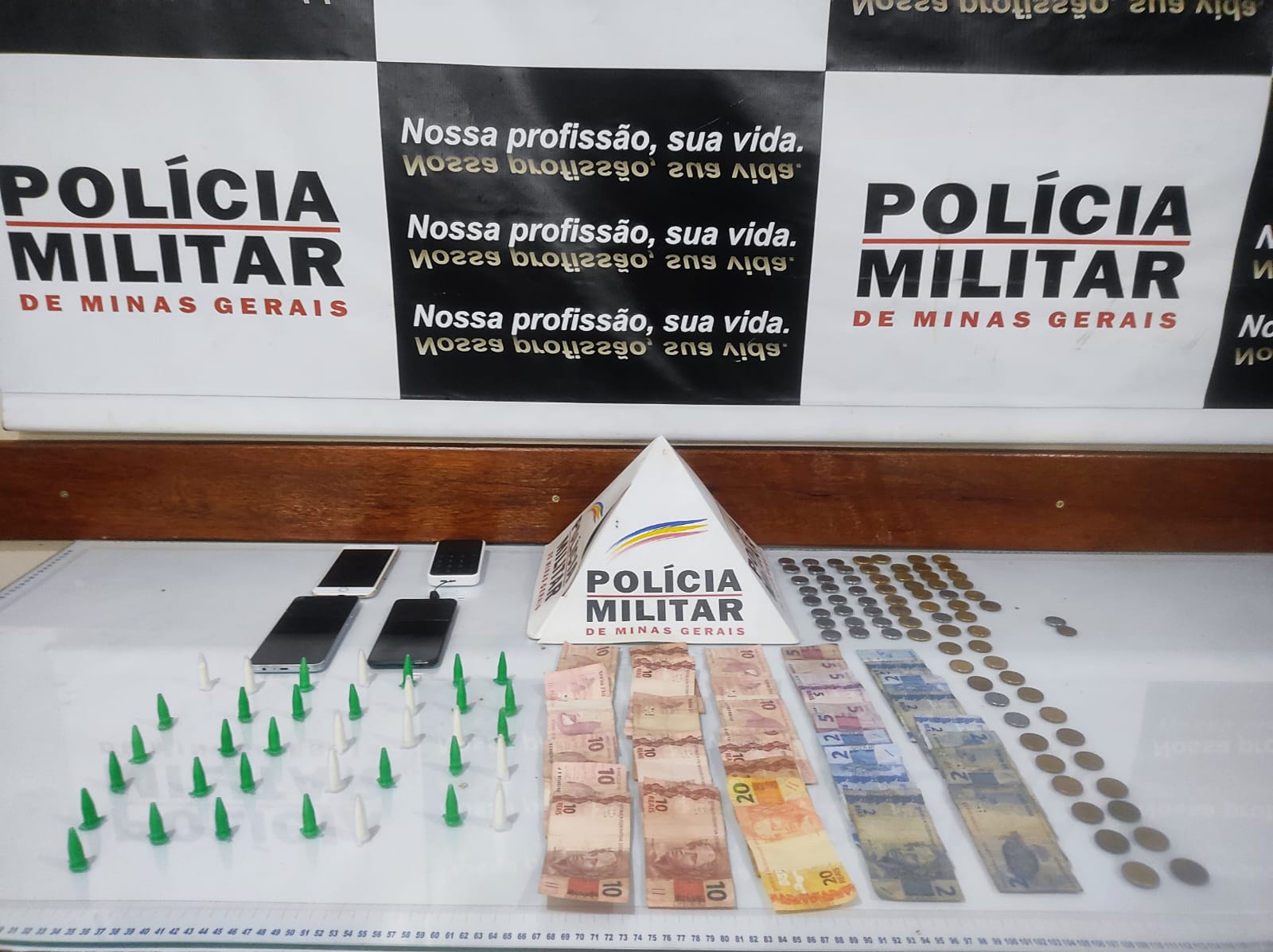 PM apreende dois menores e prende um jovem, suspeitos de furtarem moto e venderem em biqueira por R$150