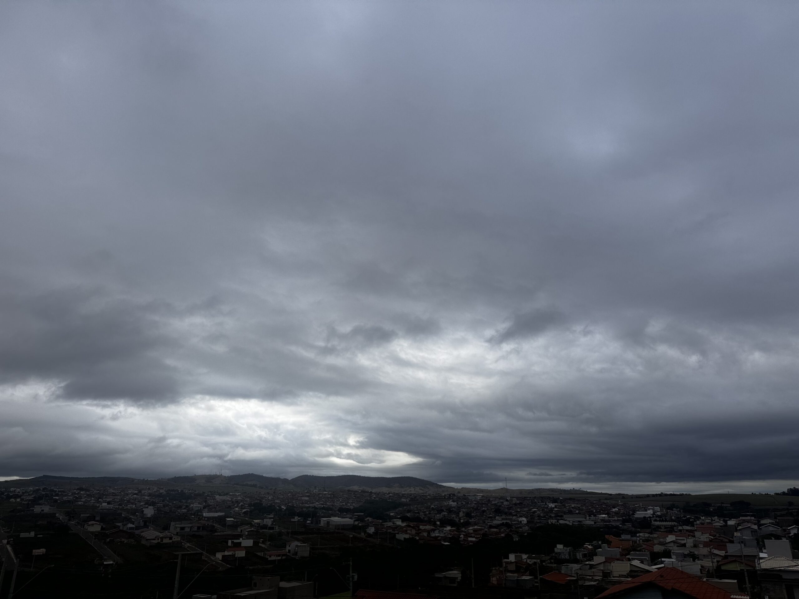 Segunda-feira de sol entre muitas nuvens com chuva ao longo do dia