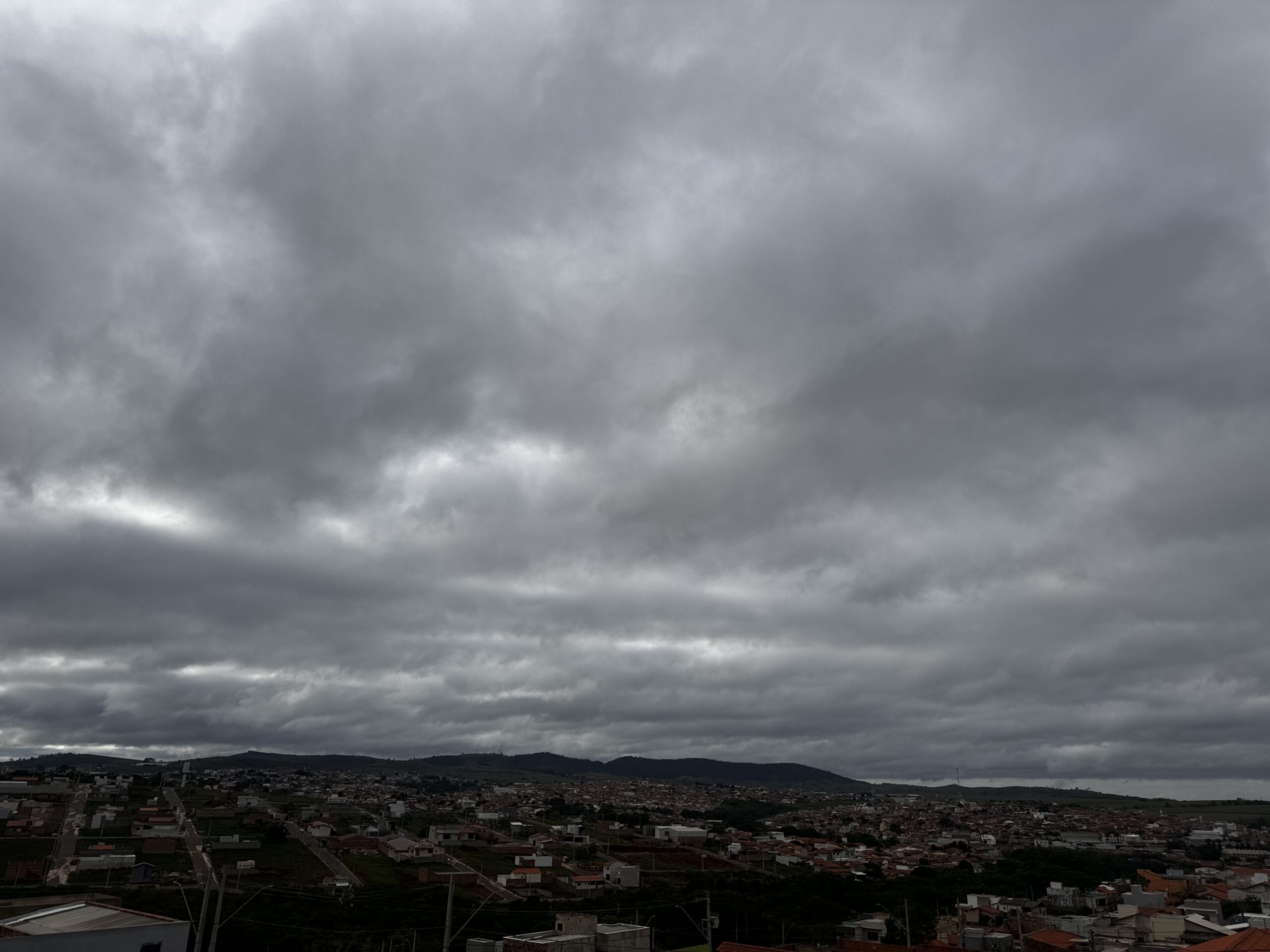 Quarta-feira de sol entre nuvens