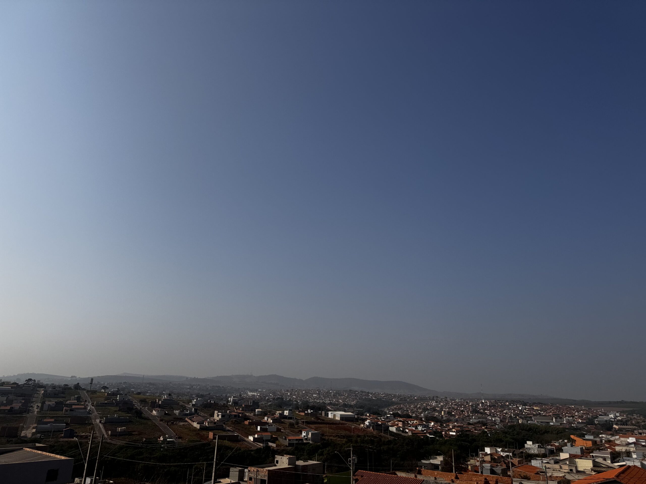 Quinta-feira de sol com algumas nuvens sem previsão de chuva