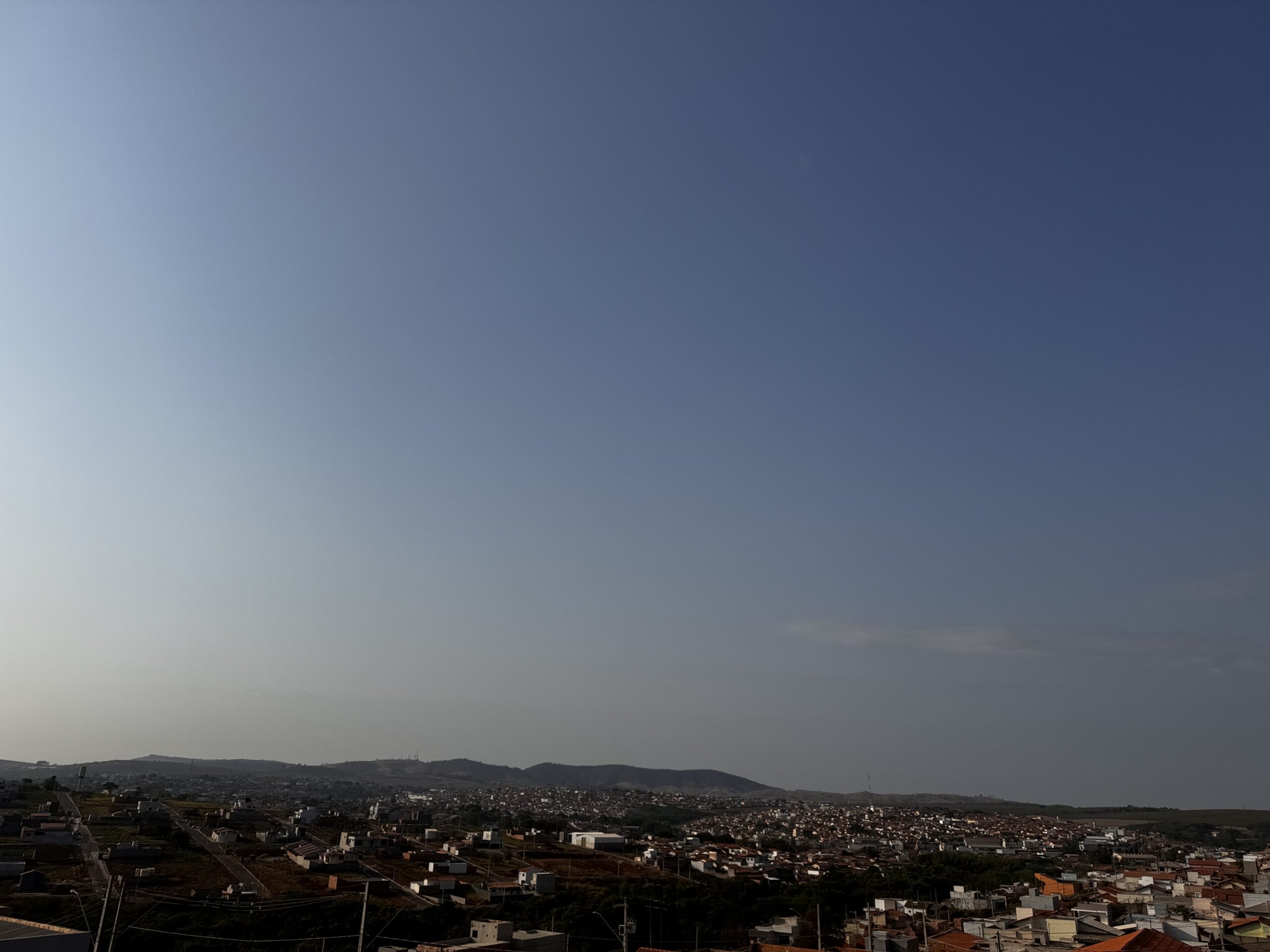 Terça-feira de sol com algumas nuvens sem previsão de chuva
