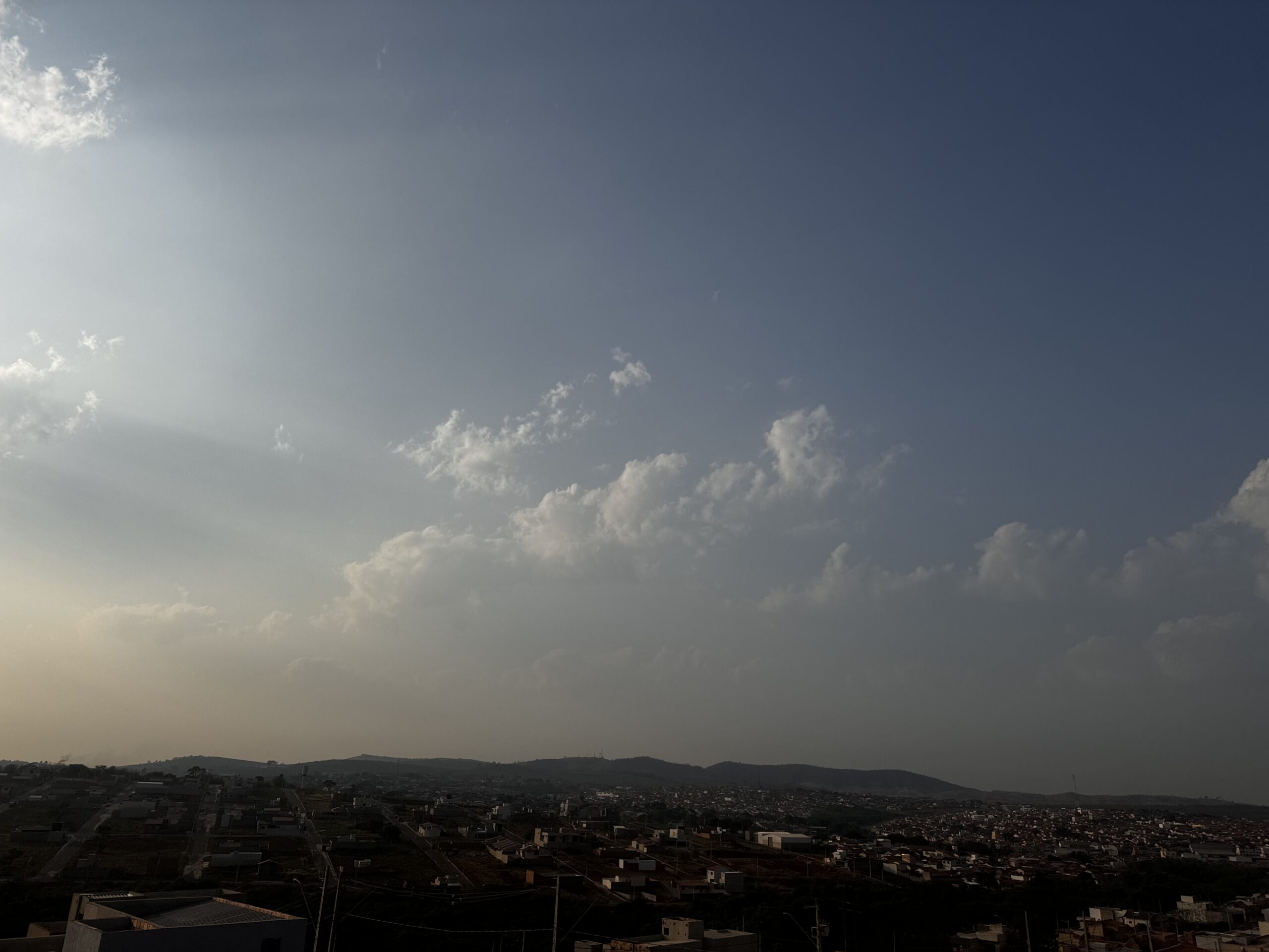 Terça-feira de sol, com nuvens a tarde mas sem previsão de chuva