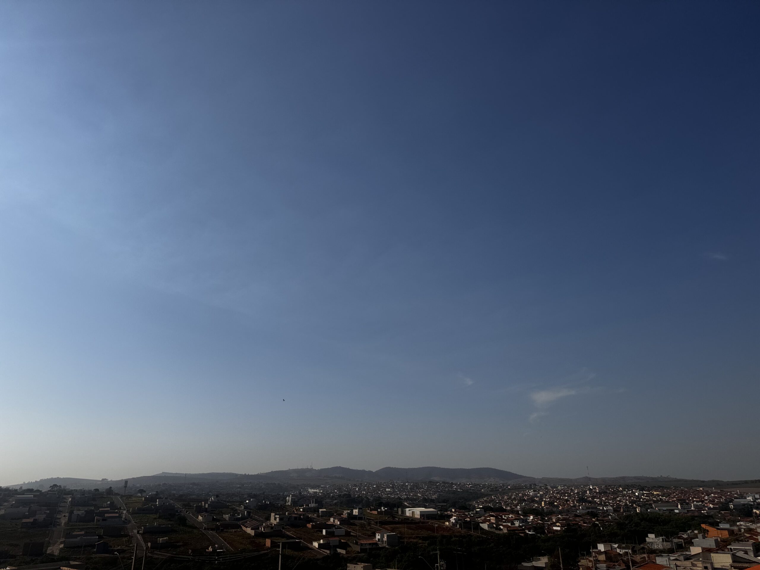 Terça-feira de muito sol com clima quente e seco