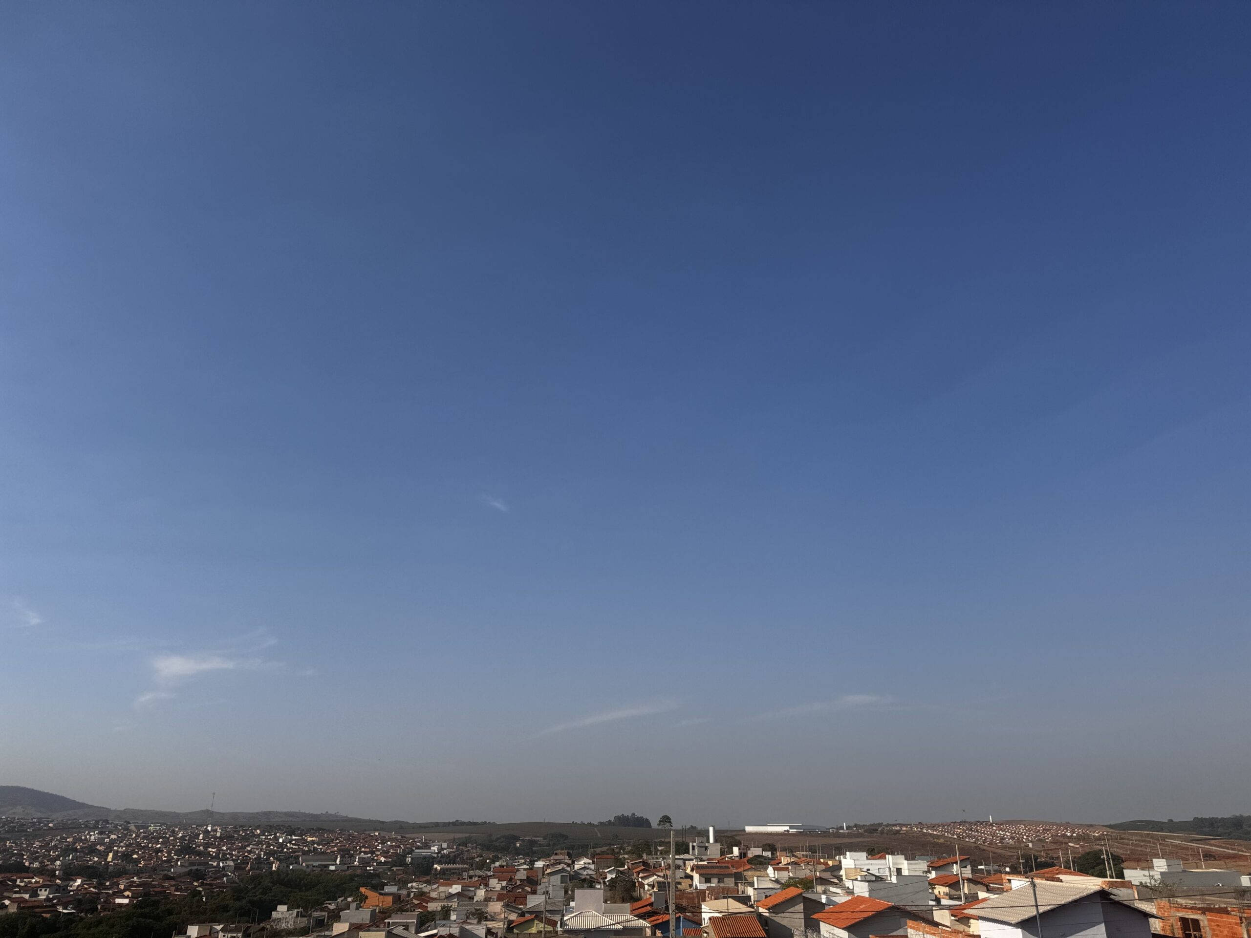 Terça-feira ensolarada com máxima de 35°C