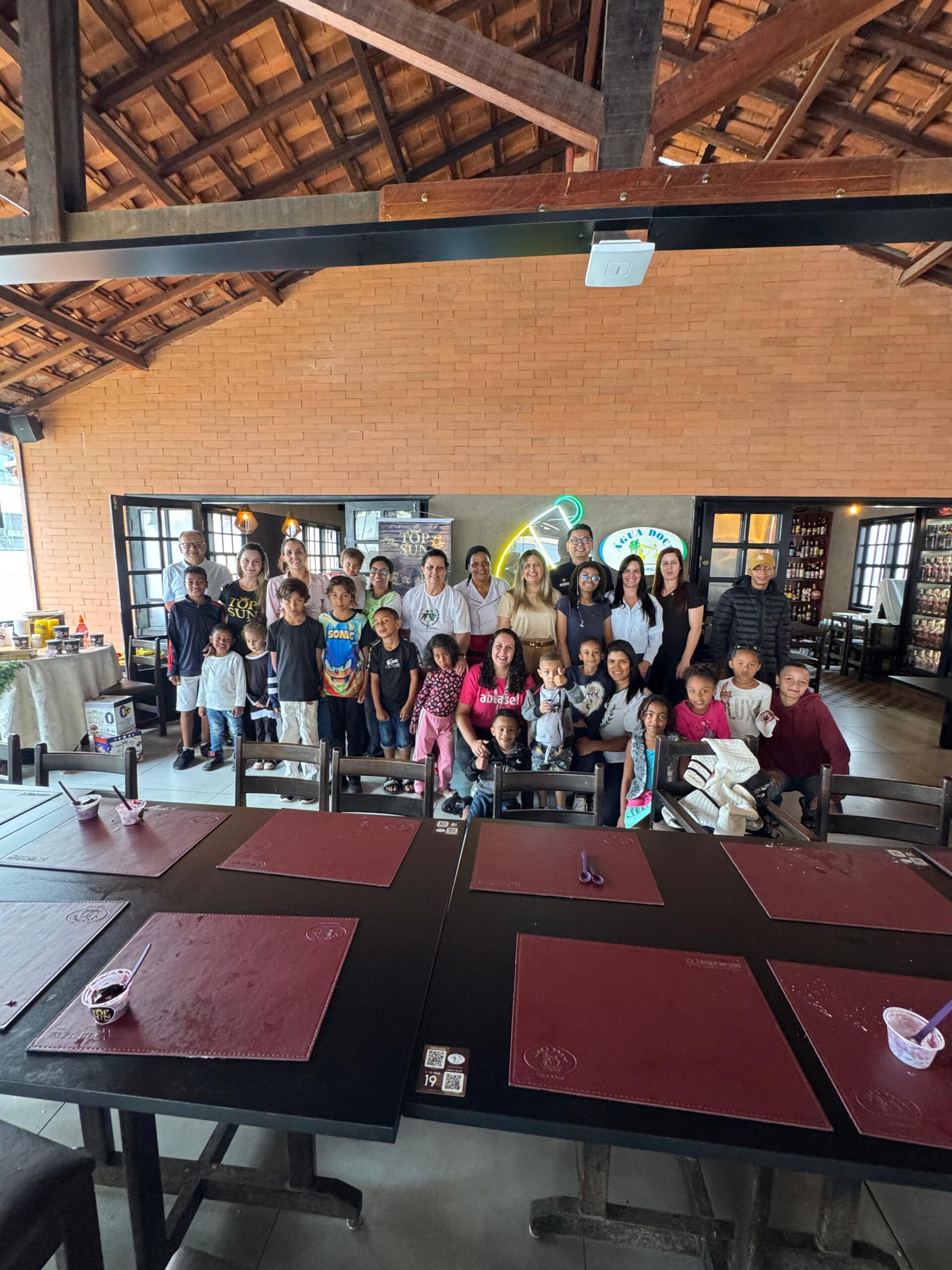 Semana da Criança Abrasel: crianças almoçam em restaurante pela primeira vez em Varginha