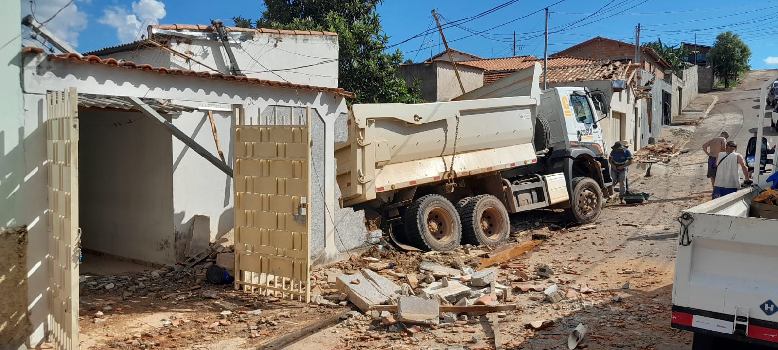 Caminhão desgovernado provoca grandes estragos, em pelo menos 4 casas no bairro Eucalipto