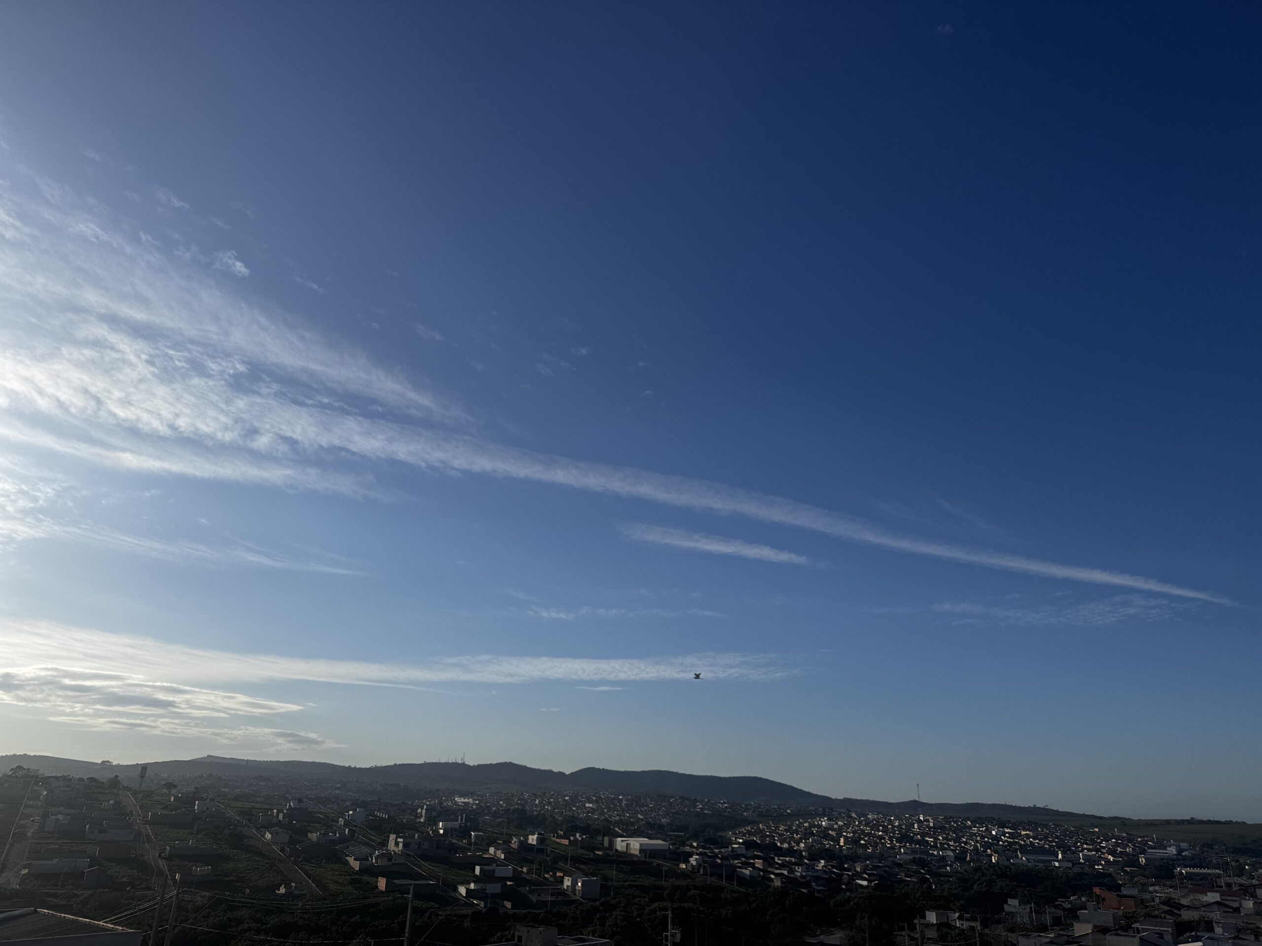 Sexta-feira de sol com pancadas de chuva e temporal à noite
