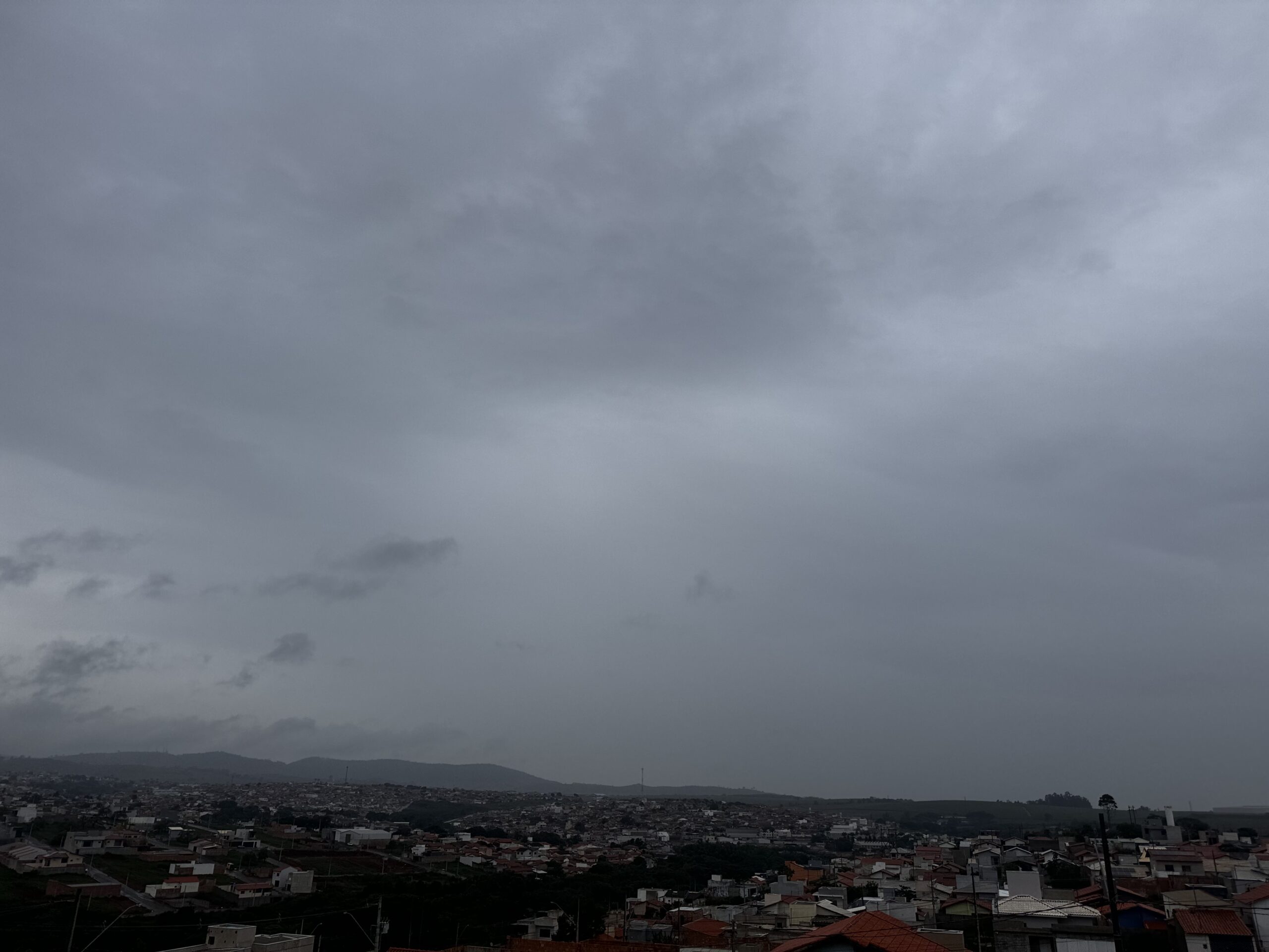 Terça-feira variando entre 19°C e 24°C, e a alta umidade persiste