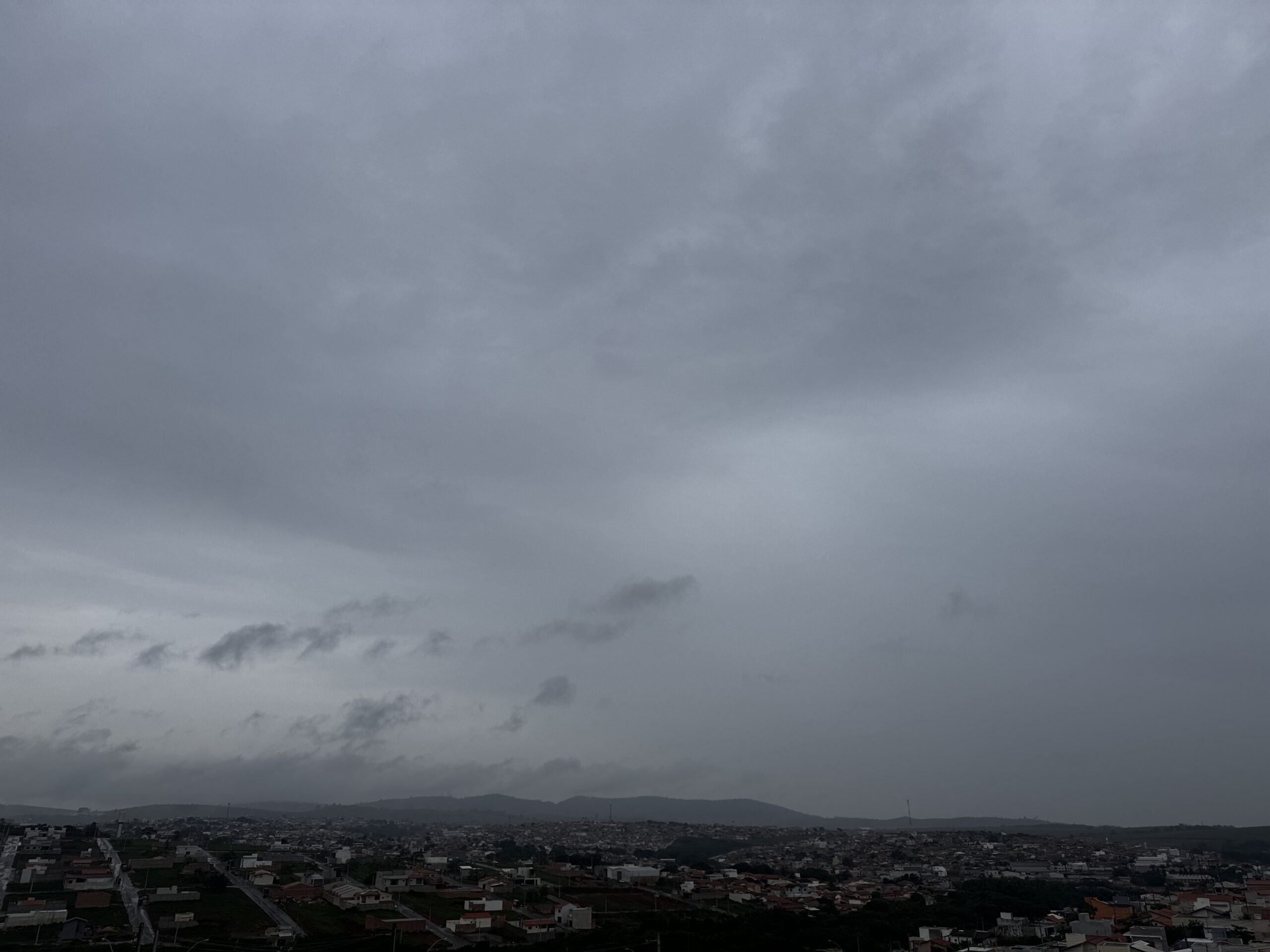 Quarta-feira marcada por de sol entre nuvens, com rápidas pancadas de chuva
