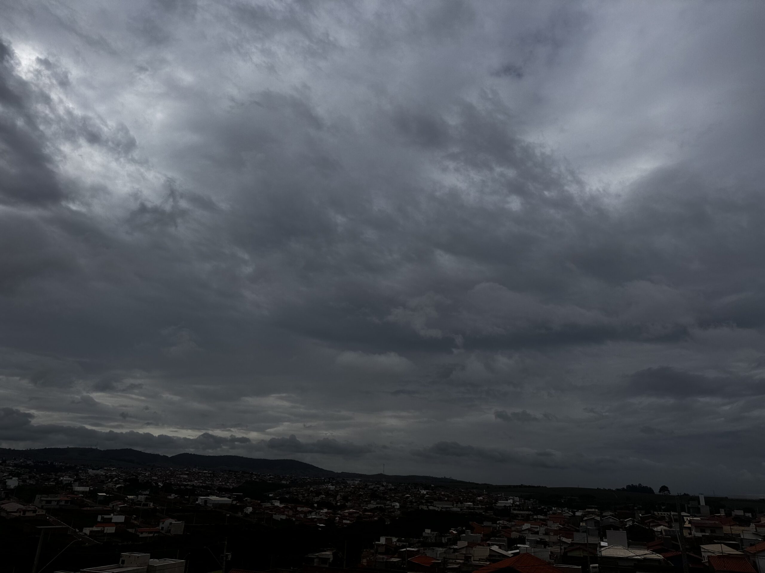 Quinta-feira terá sol entre algumas nuvens e chuvas rápidas