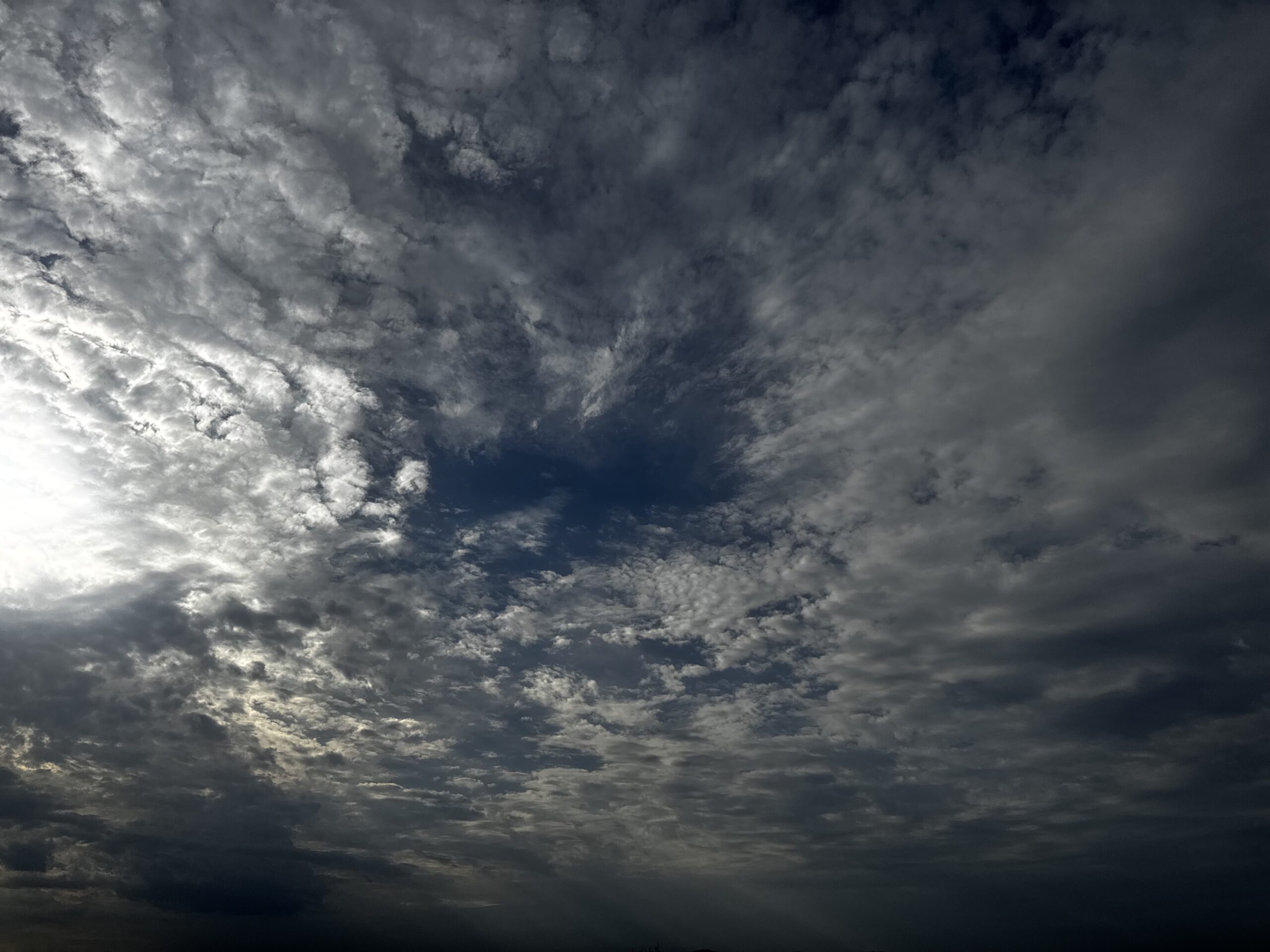 Quinta-feira nublada com previsão de temporais