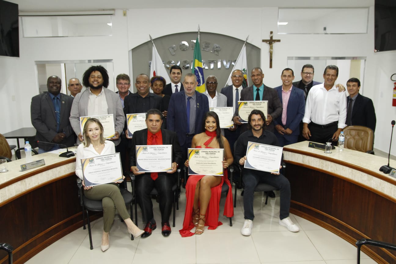 Câmara entrega Moções de Aplausos com casa cheia