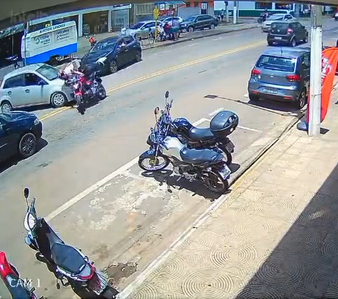 Jovem fica ferida em acidente entre moto e carro na Avenida Ipiranga
