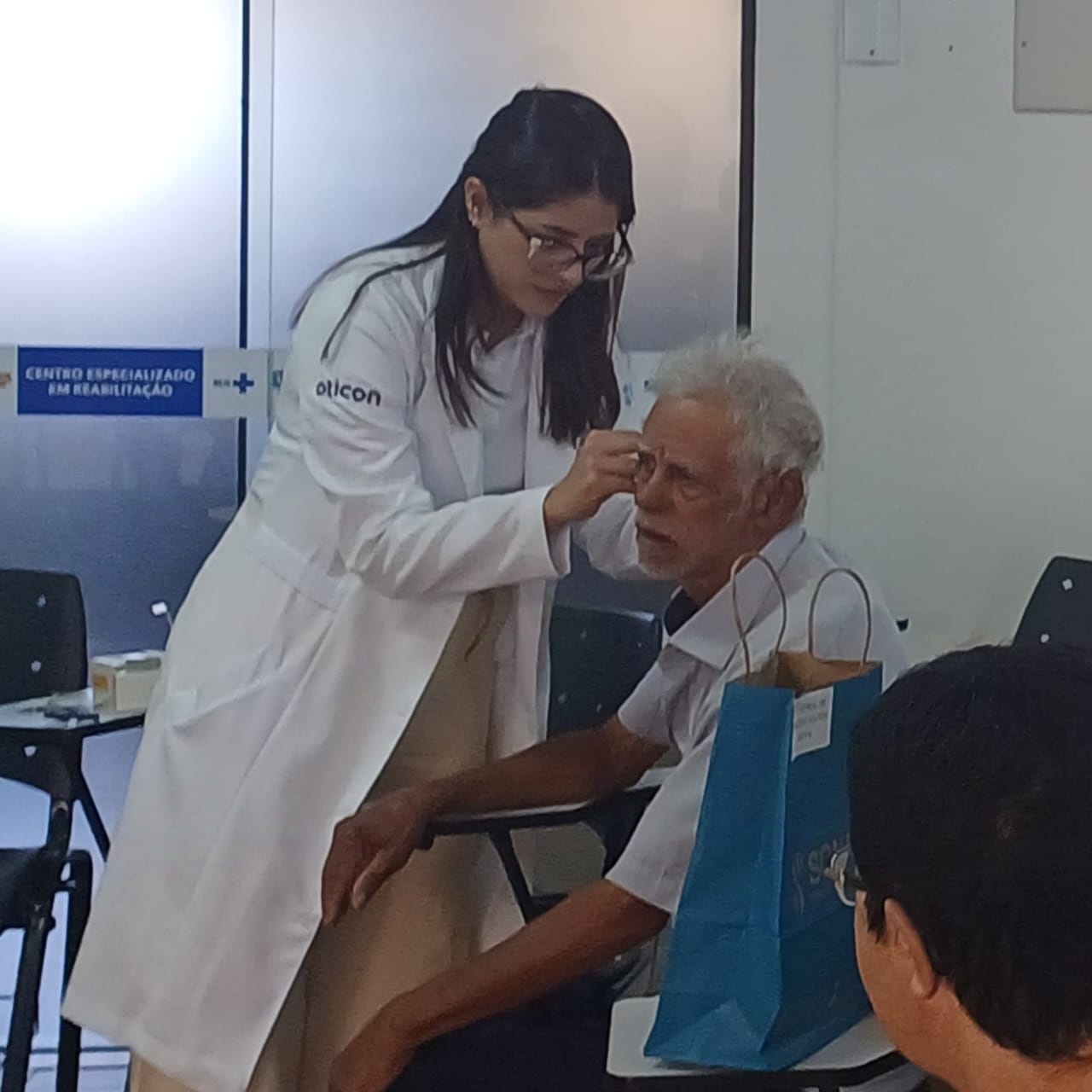 Com emendas do deputado Caixa e vereadores, APAE de Três Pontas reduz fila de espera por próteses auditivas