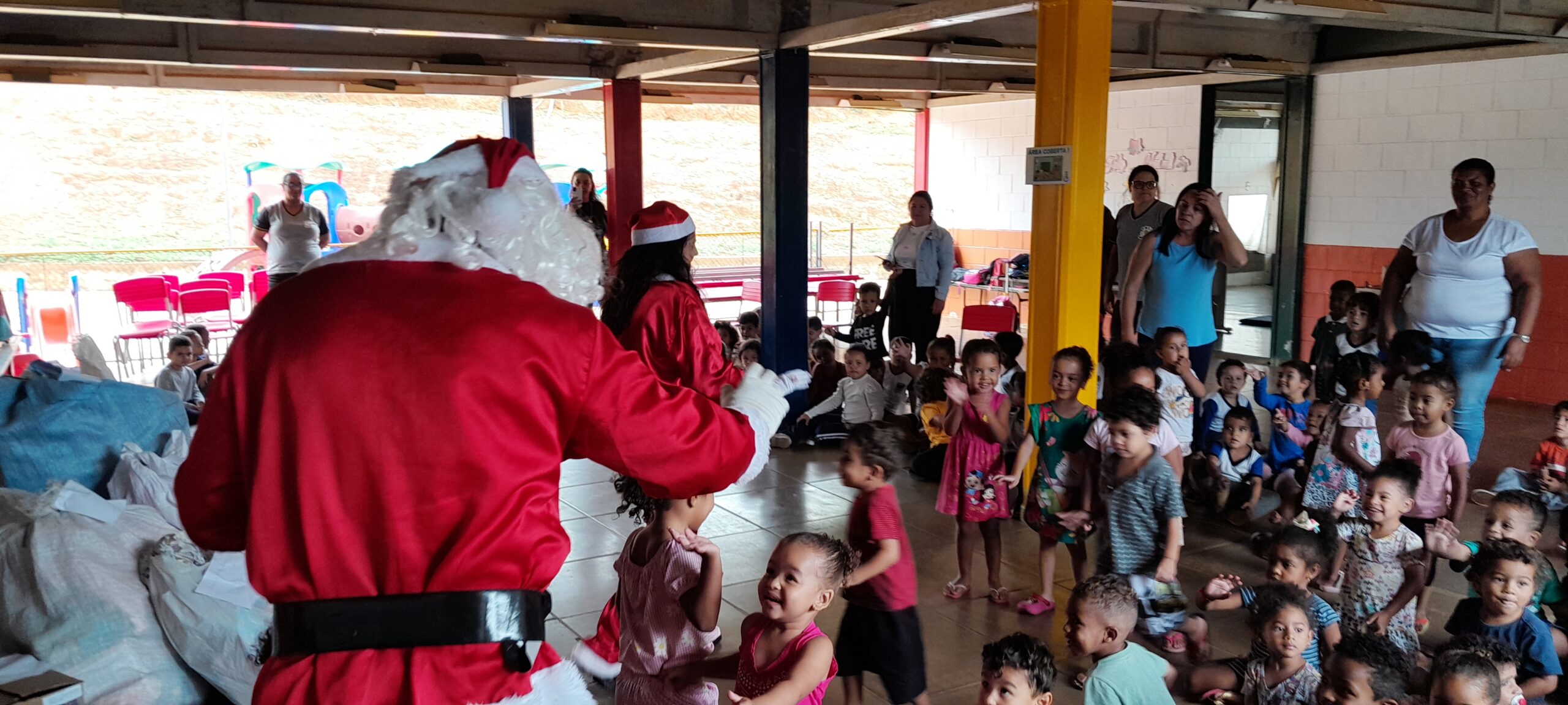 Papai Noel dos Correios entrega presentes em três creches com apoio das polícias