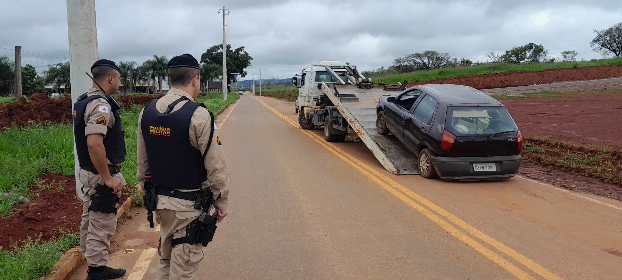 Polícia Militar intercepta veículo furtado, com materiais suspeitos após perseguição