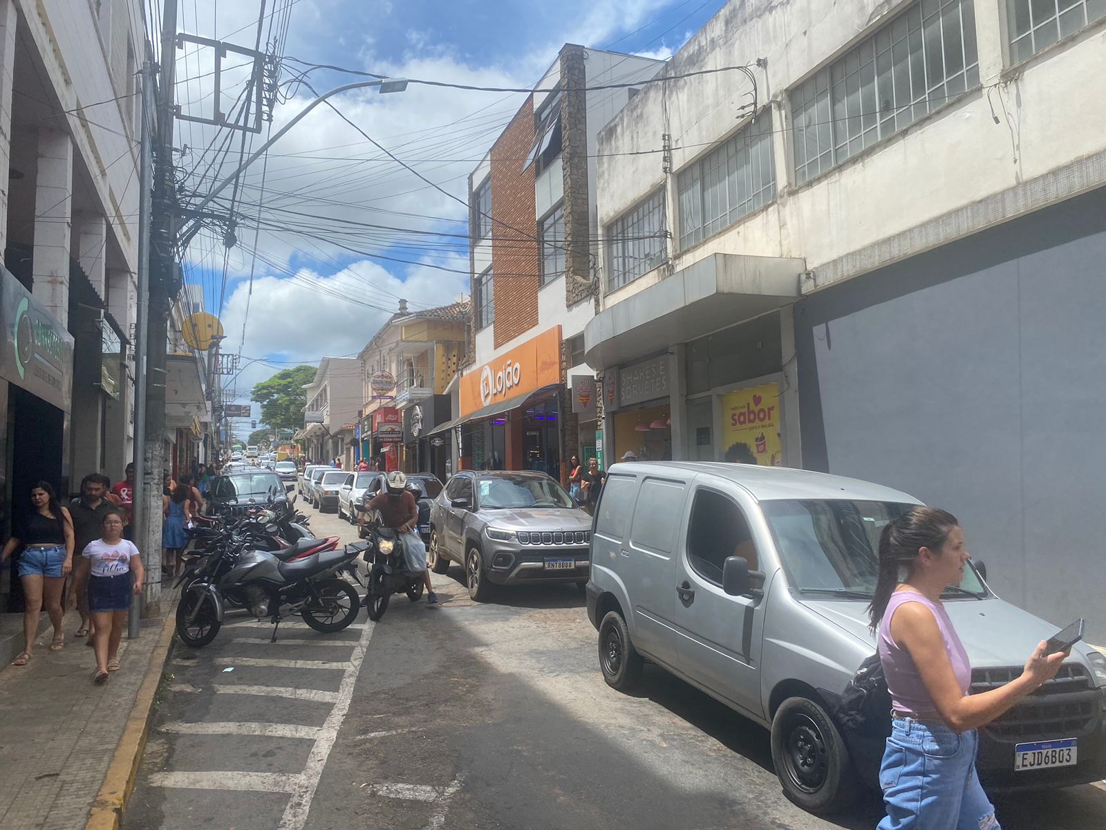 Movimento intenso e clima natalino no centro de Três Pontas na véspera de Natal