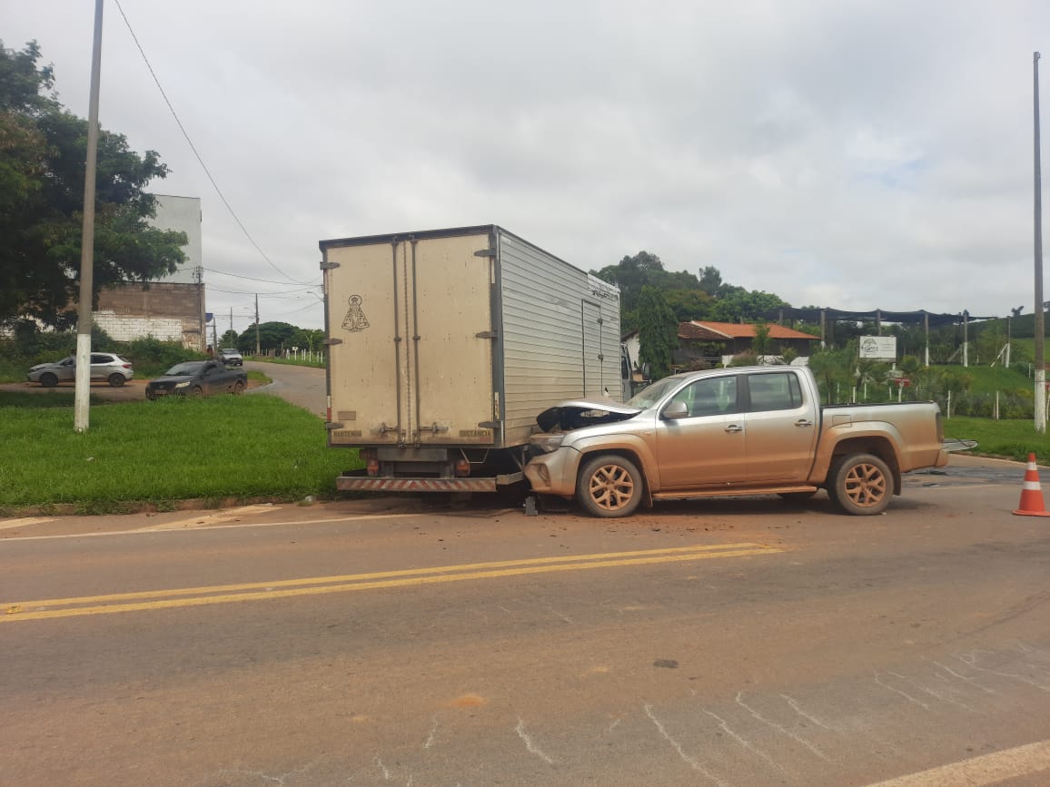 Caminhonete atinge caminhão no trevo de saída para Santana da Vargem