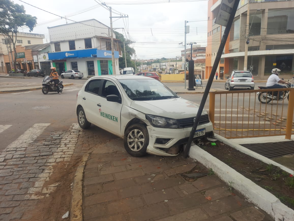 Veículos batem no cruzamento das Avenidas Oswaldo Cruz com Ipiranga