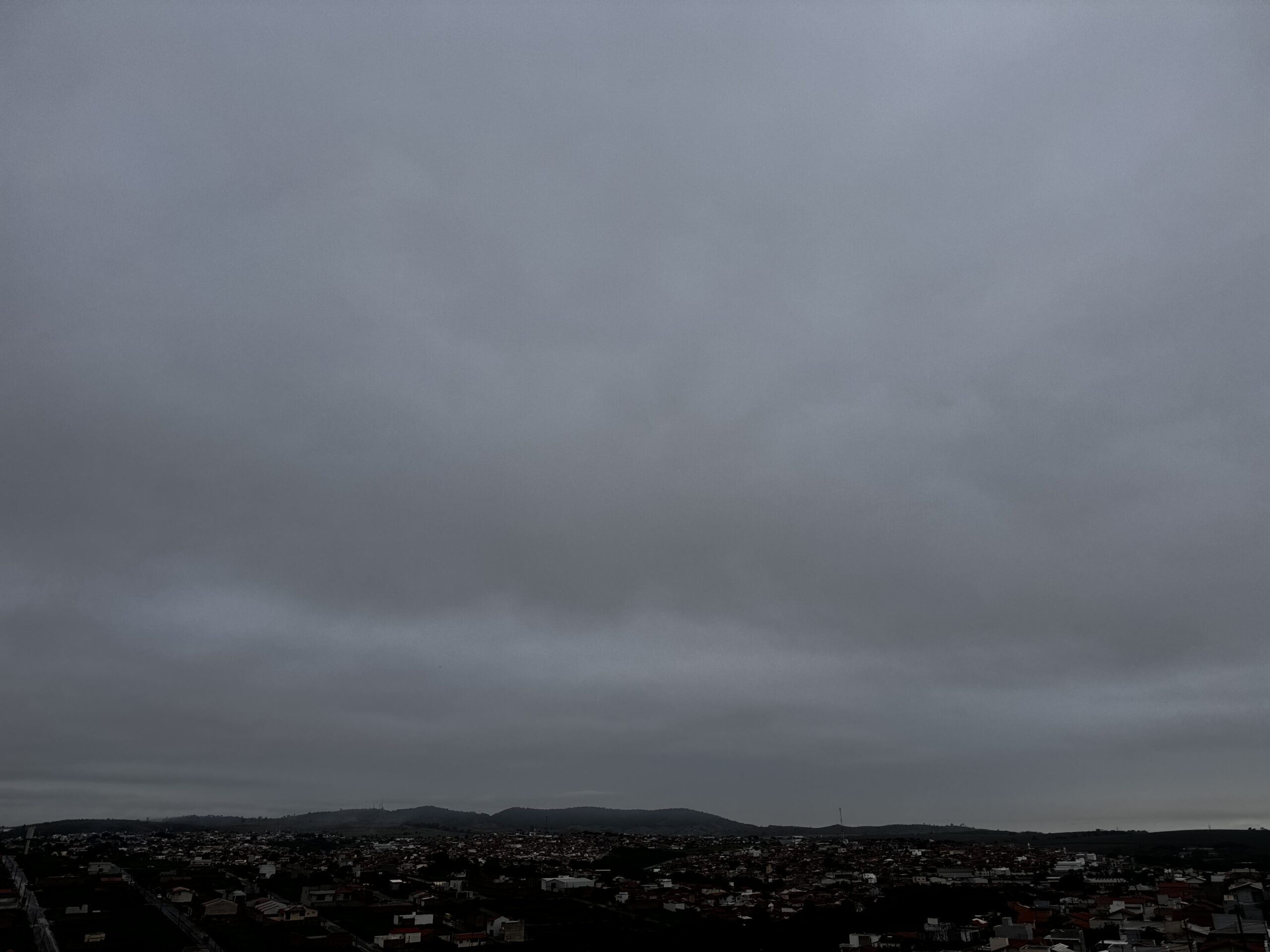Quinta-feira chuvosa com muitas nuvens no céu