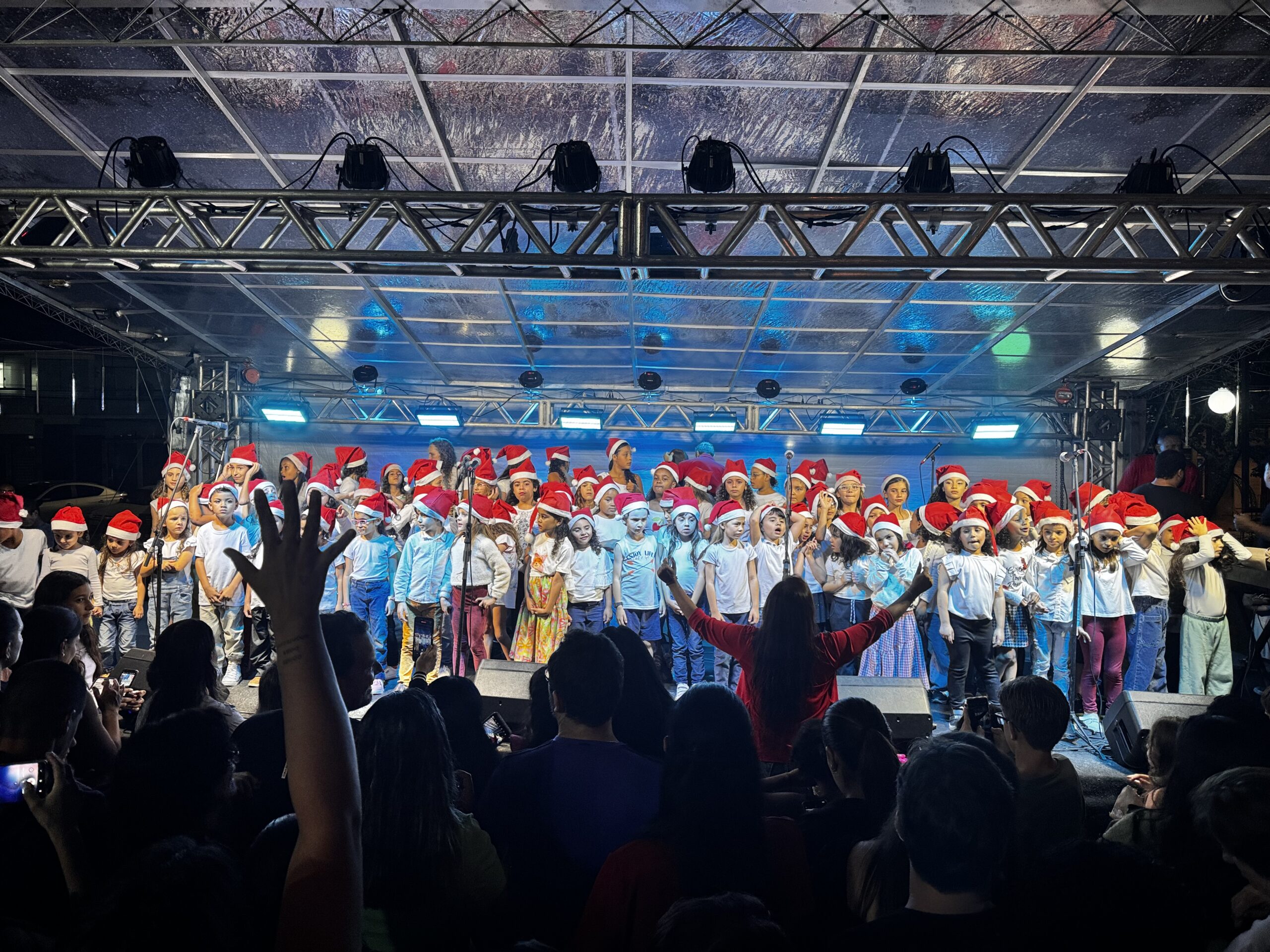 Sem chuva, Praça da Matriz fica cheia no Natal da Harmonia