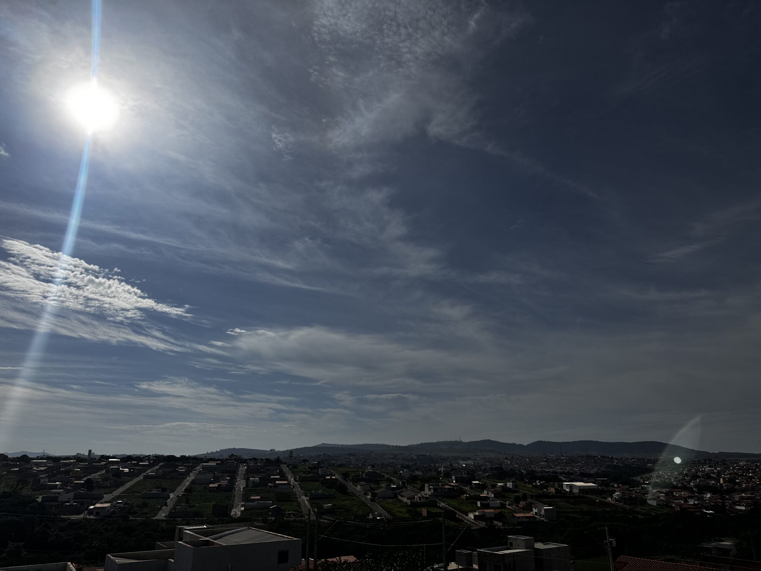 Terça-feira de sol com algumas nuvens, chuva rápida durante o dia e à noite