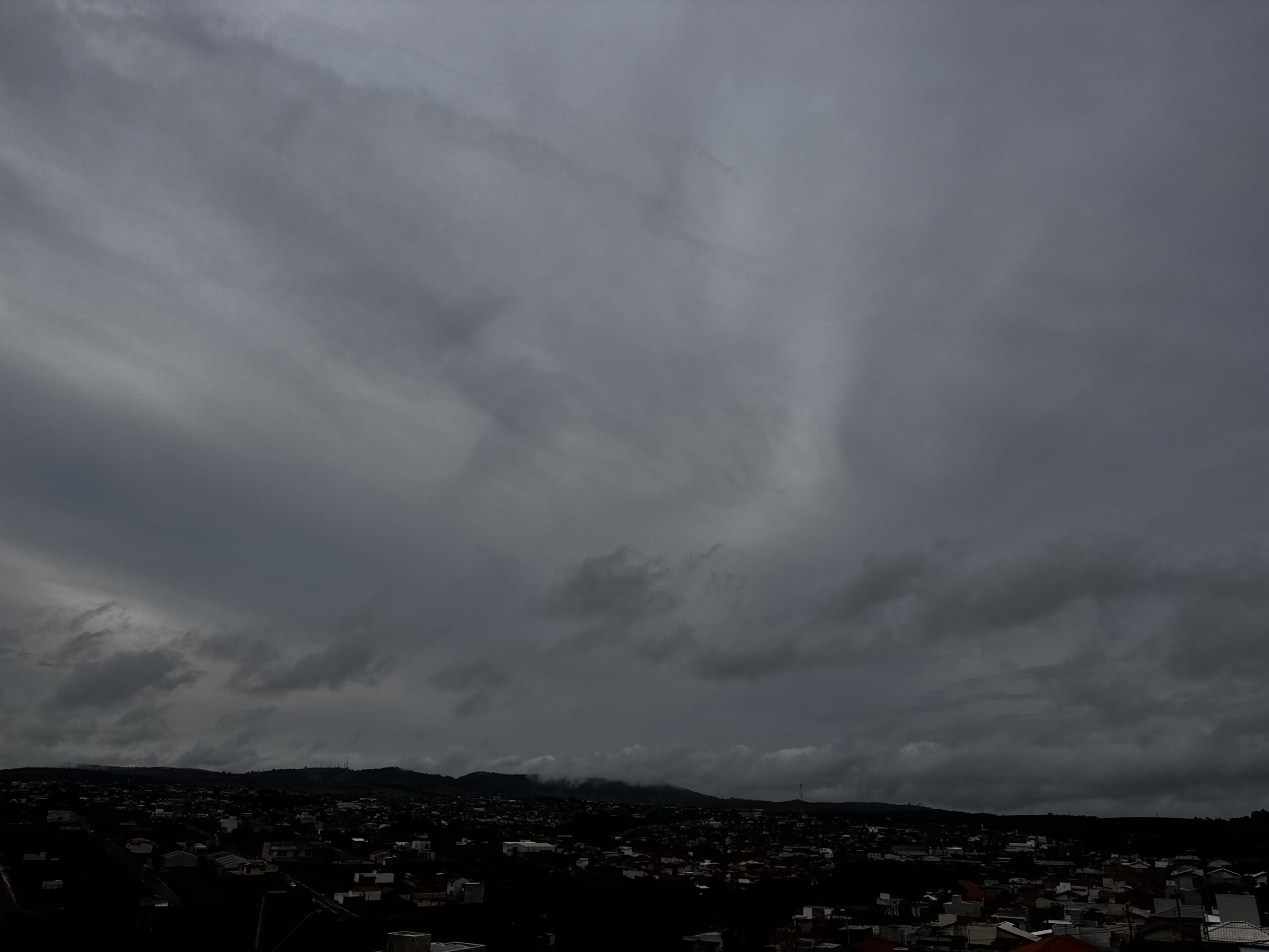 Segunda-feira de sol com algumas nuvens, chuva rápida durante o dia e à noite.