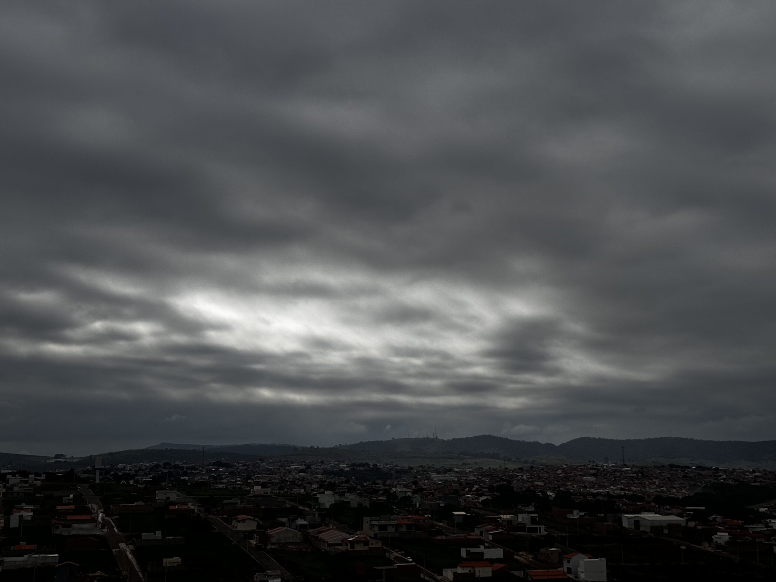 Quinta-feira de sol, chuva rápida e noite nublada em Três Pontas.