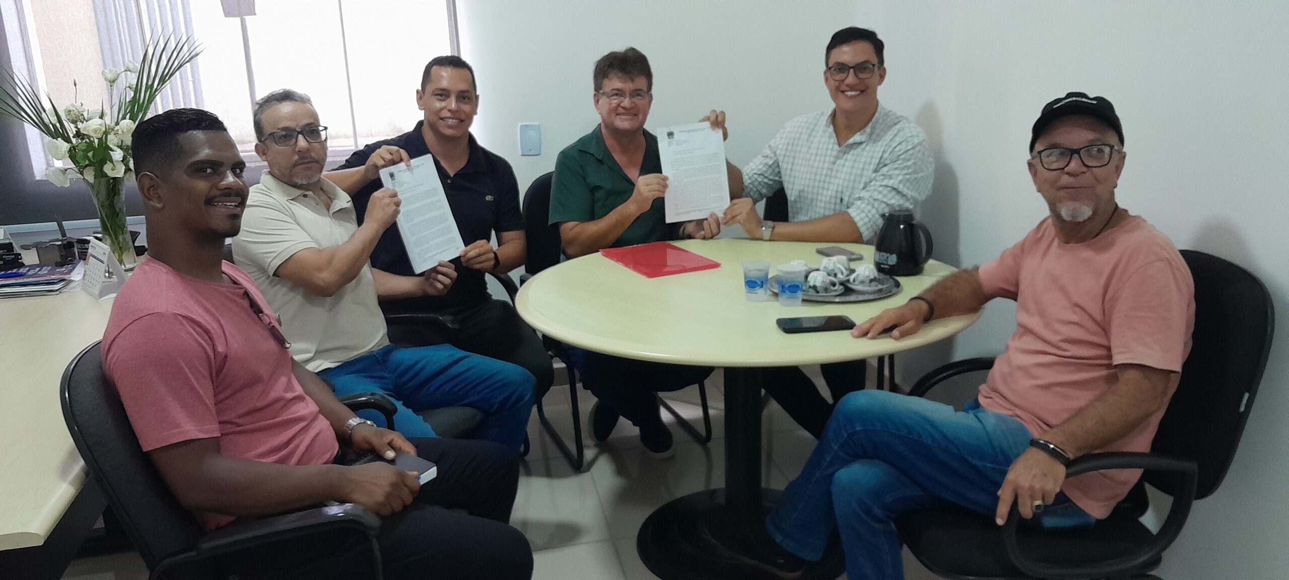 Prefeito Luisinho protocola projetos para reajuste salarial e aumento no auxílio alimentação dos servidores