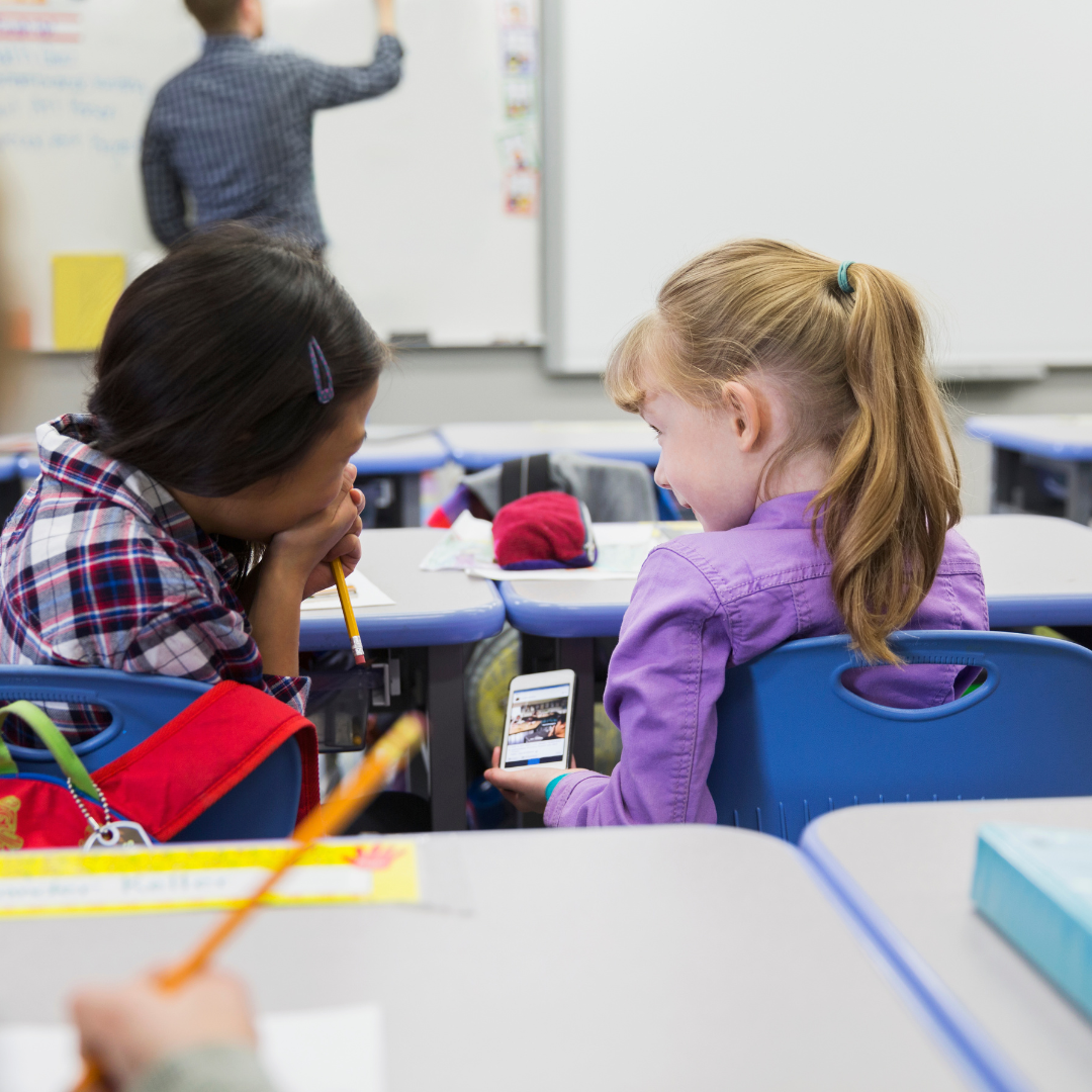 Lula sanciona lei que restringe uso de celular em escolas. Especialista fala do tema