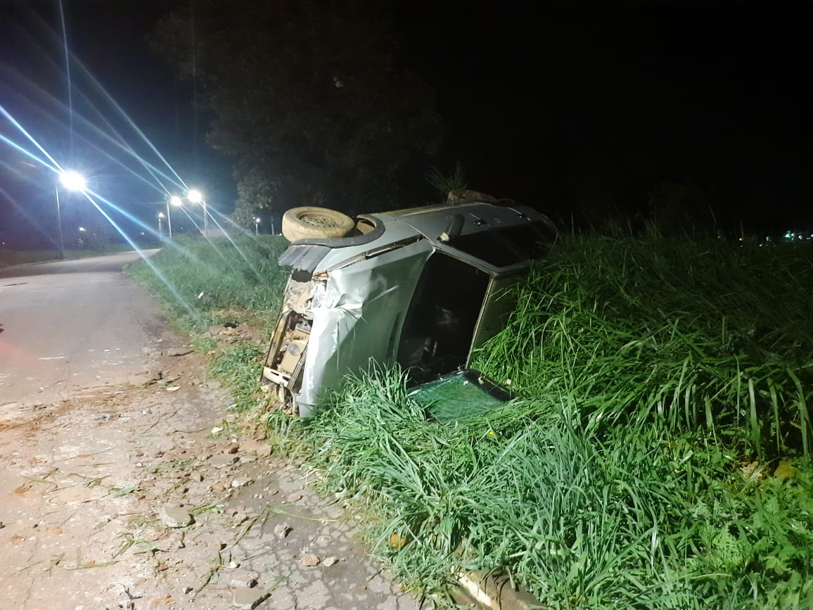 Motorista bate o carro em árvore, capota e foge