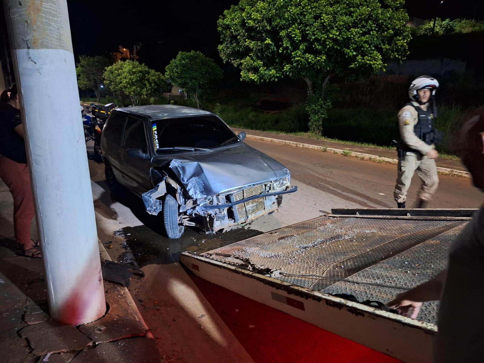 Jovem bate o carro em poste na Avenida Zé Lagoa