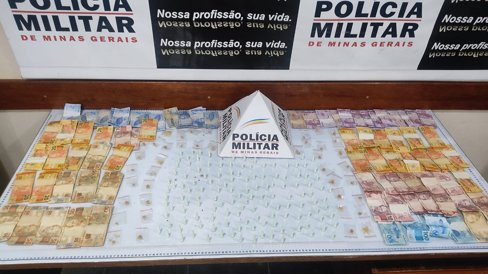 Rapaz foge da PM mas abandona droga e dinheiro, no bairro Jardim Boa Vista