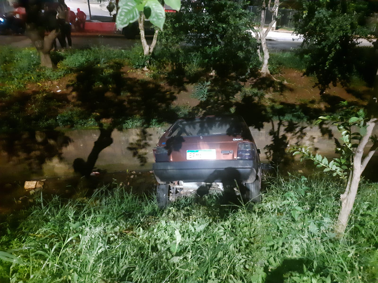 Carro cai em córrego na Avenida Juscelino Kubitschek
