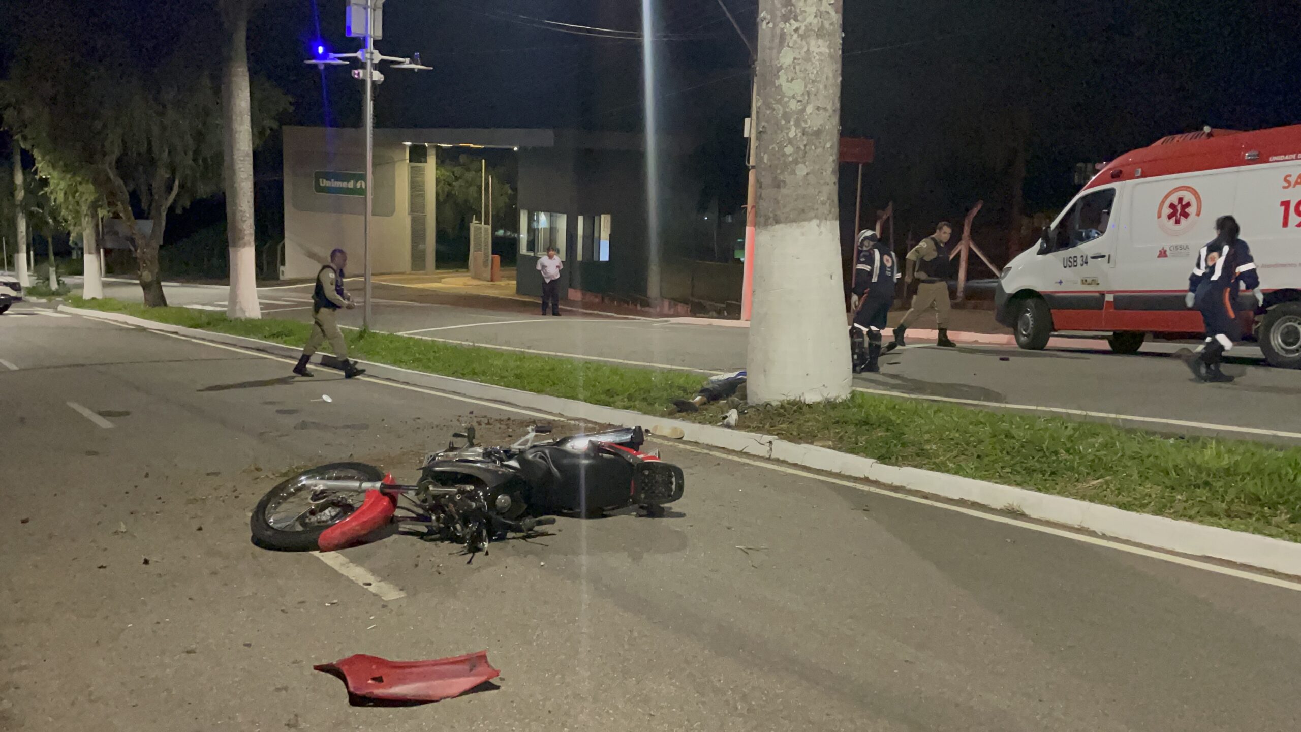 Casal morre ao bater moto em coqueiro na Avenida Nilson Vilela