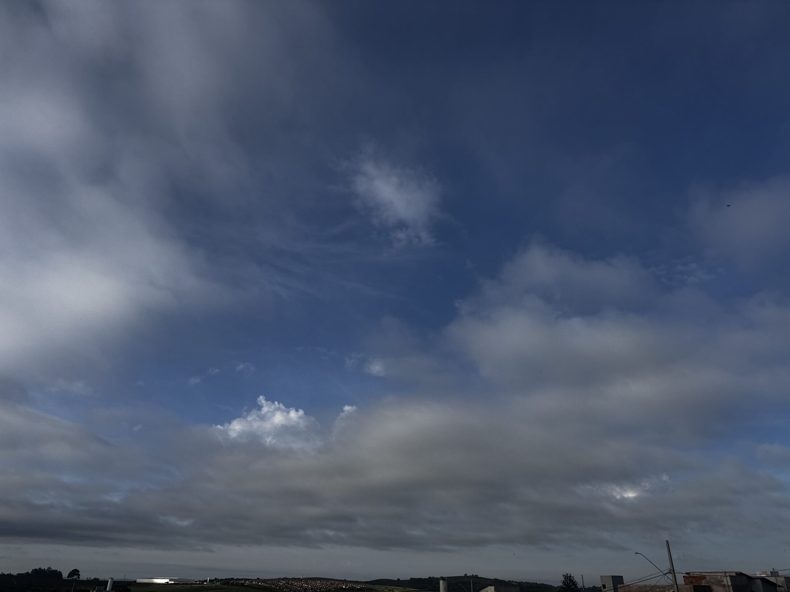 Terça-feira de sol com nuvens e chuva passageira