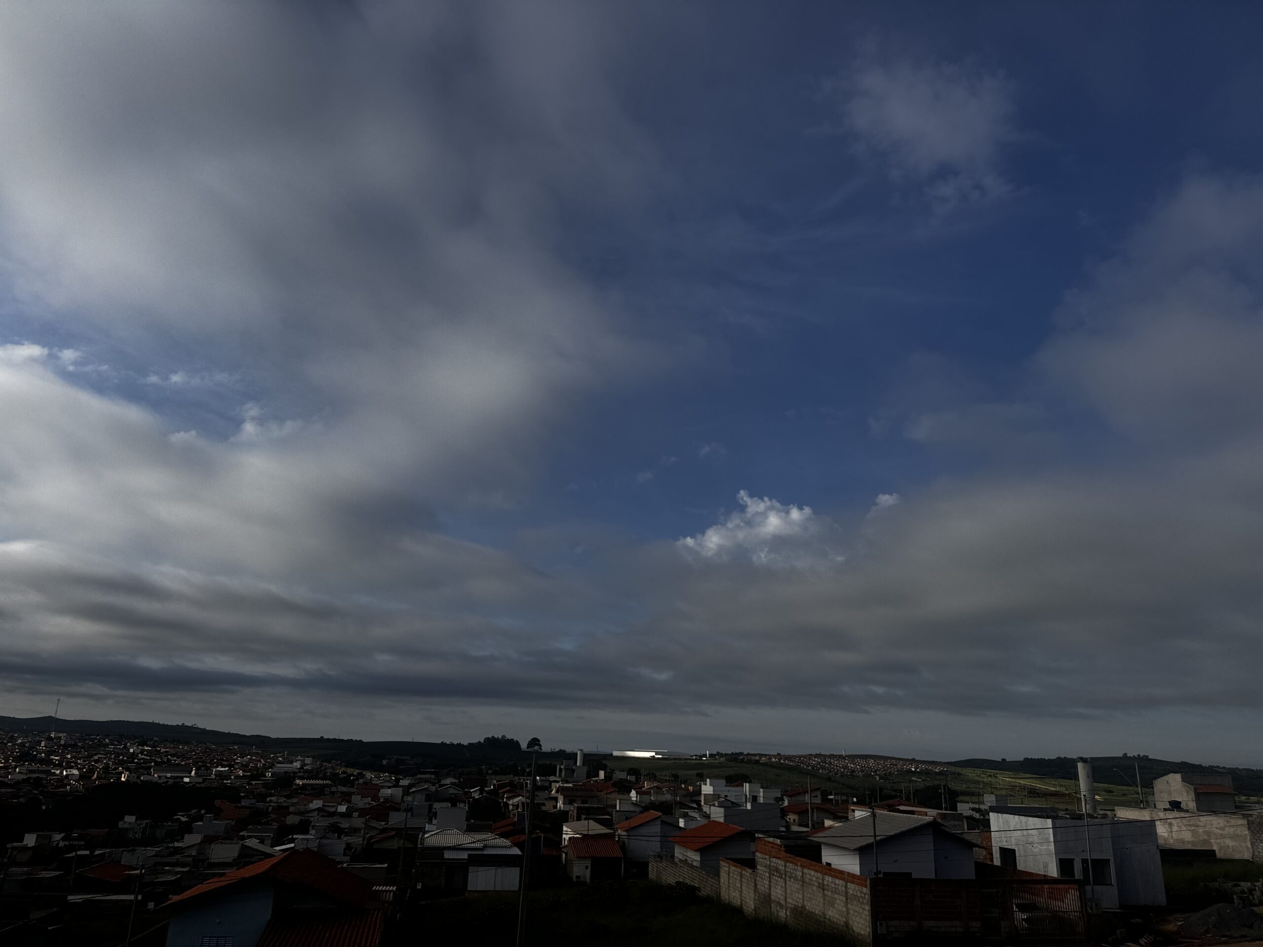 Sexta-feira deve ter sol com chuva passageira