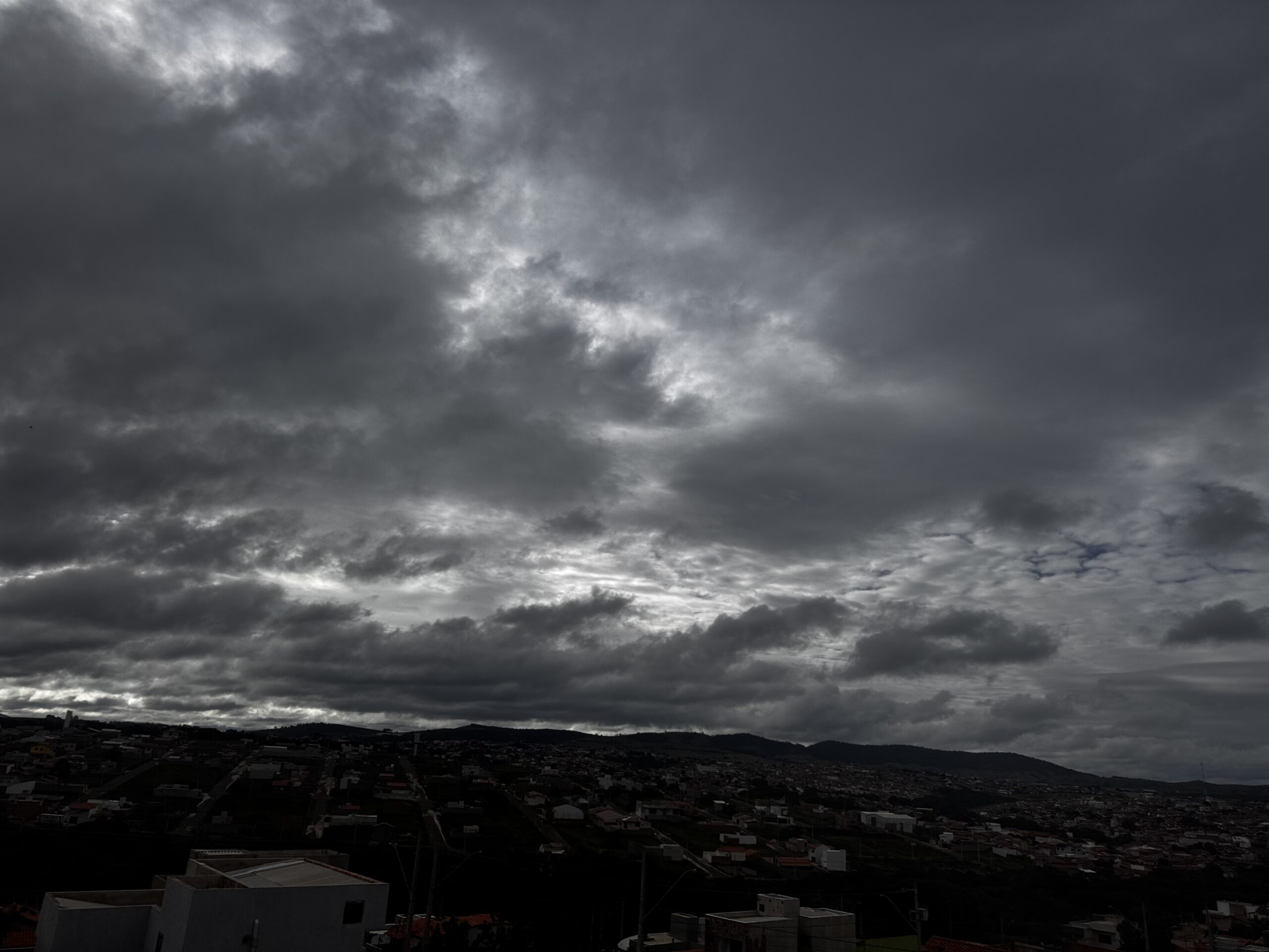 Segunda-feira de sol e chuvas passageiras em Três Pontas