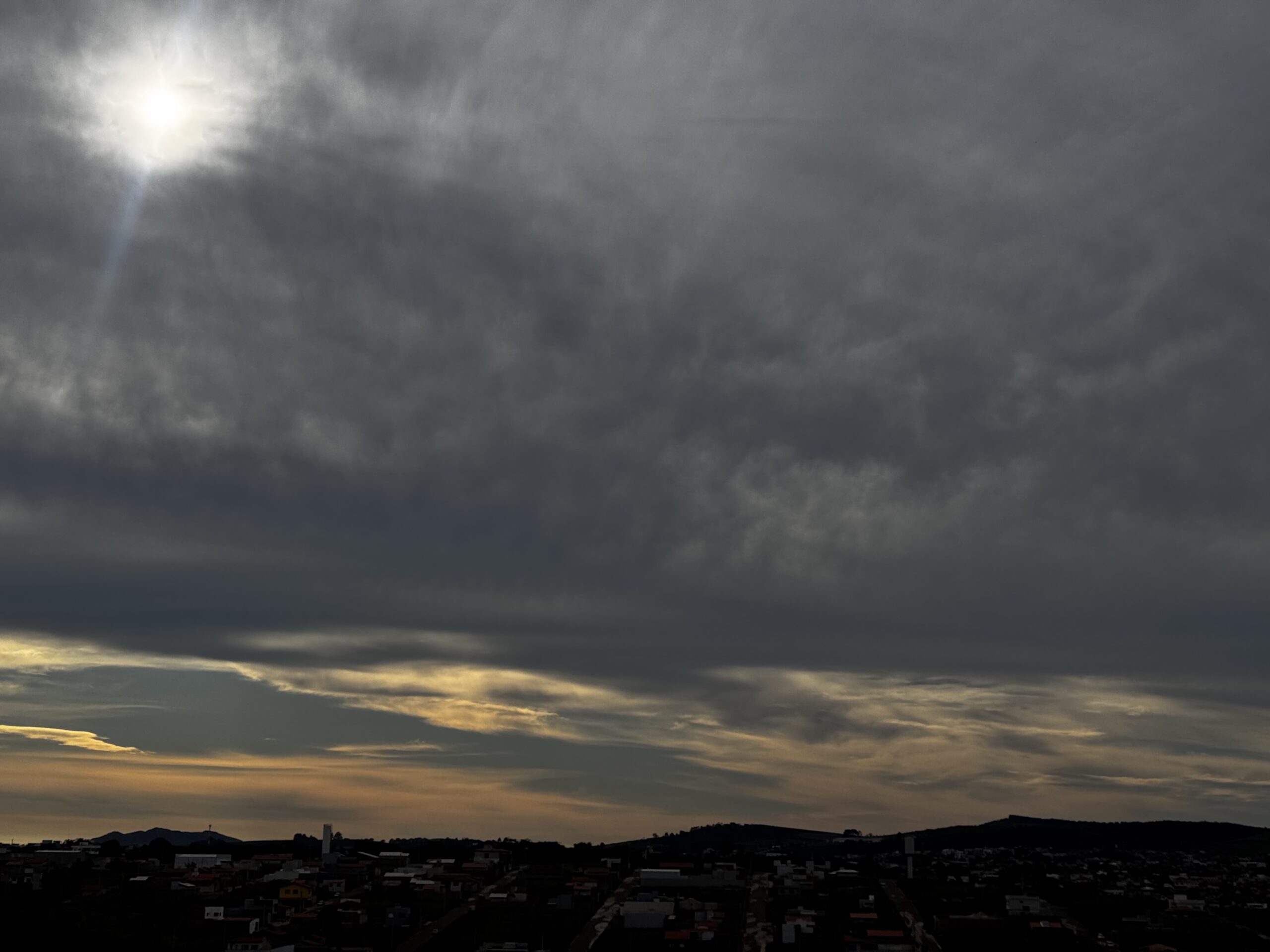Quinta-feira quente com possibilidade de chuva a tarde