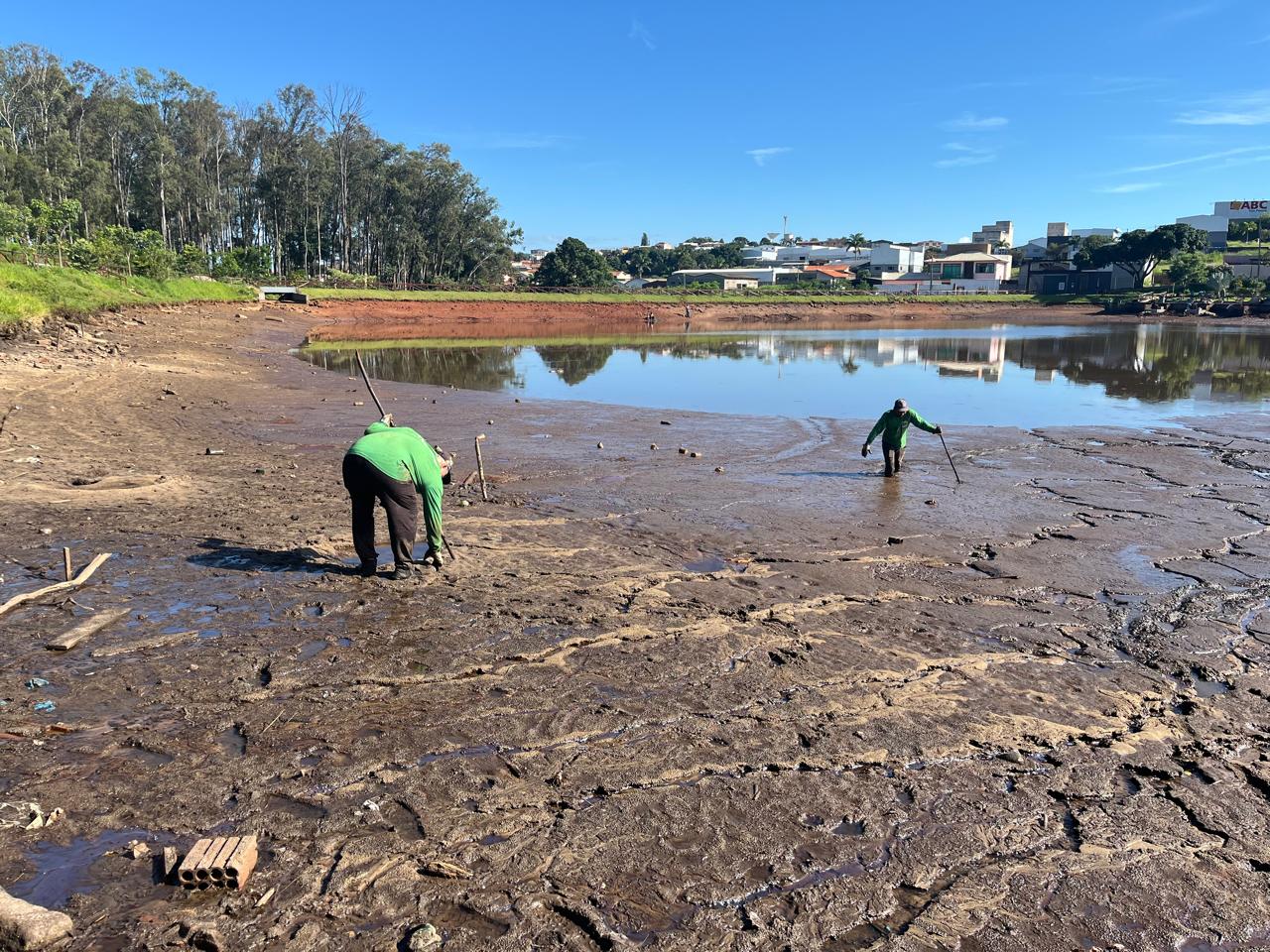 Secretaria de Meio Ambiente esvazia represa do Parque Vale do Sol