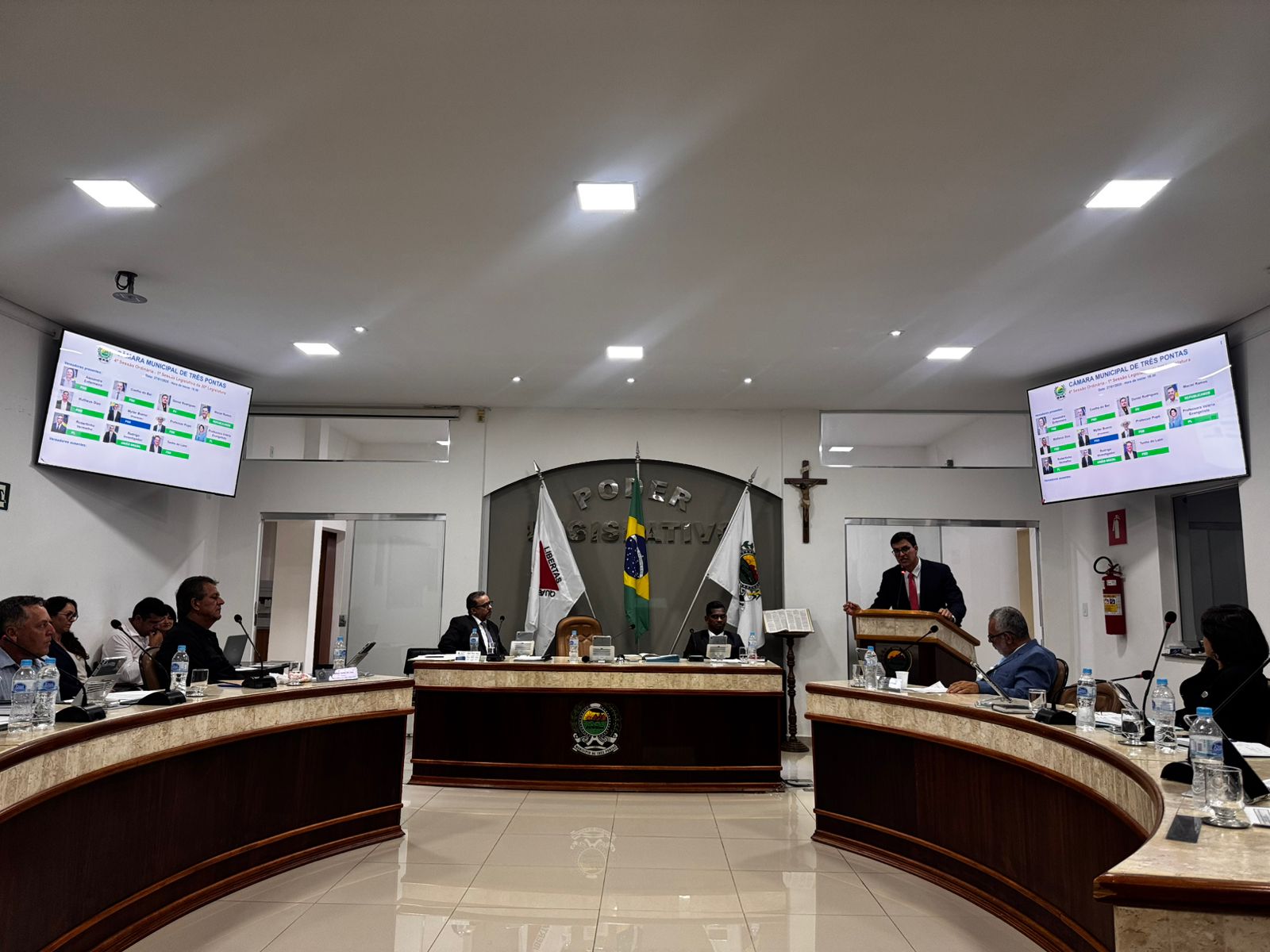 Câmara Municipal aprova projetos e discute temas relevantes em sessão ordinária