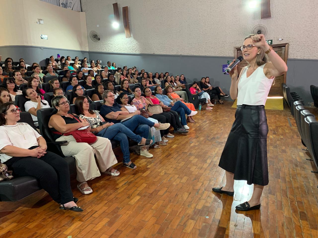 Secretaria de Educação promove formação aos profissionais no Dia Escolar
