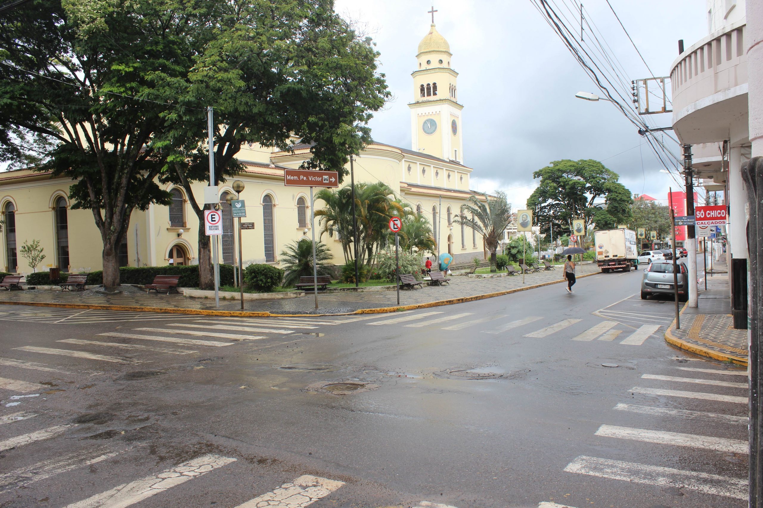 Morador em situação de rua é golpeado com canivete por causa de ciúmes, na Praça da Matriz
