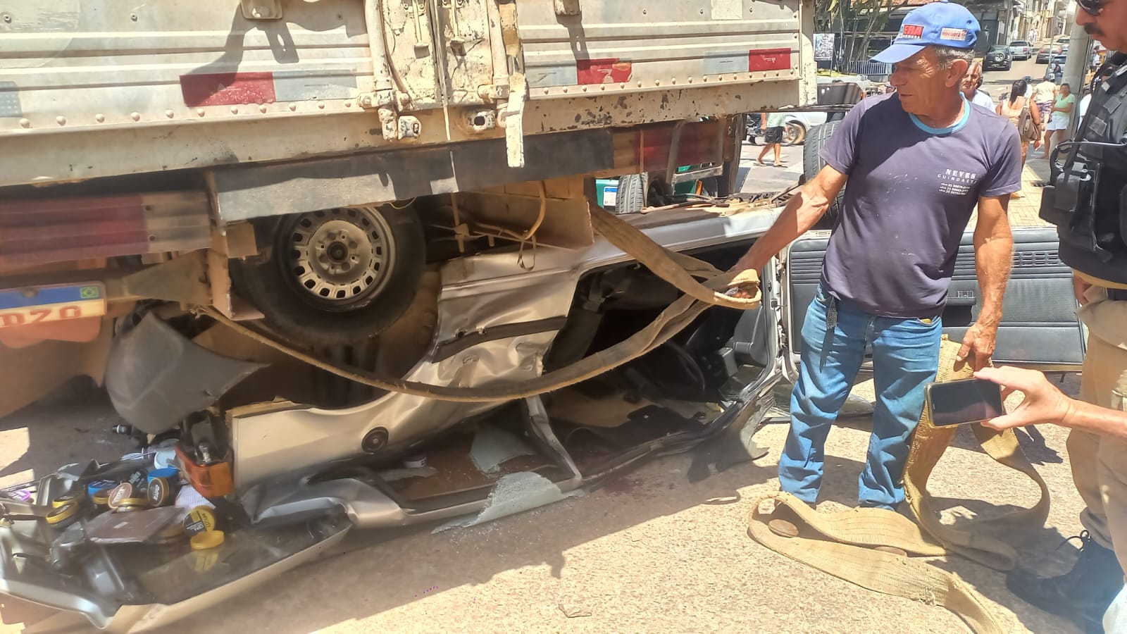 Caminhão perde freio e bate em carro no semáforo