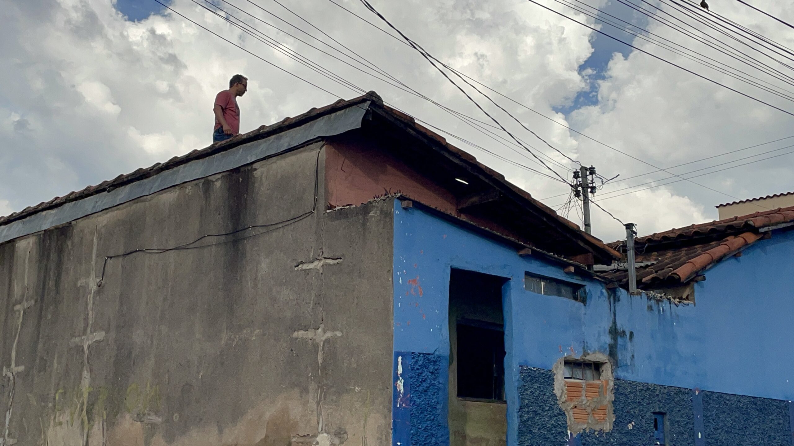 Polícia Civil fecha de novo biqueira 24 horas no Aristides Vieira e apreende menor que fugiu pelo telhado