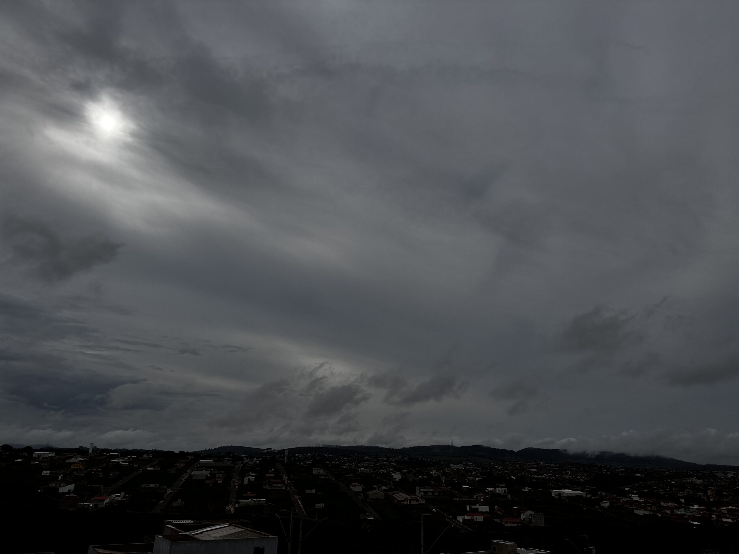 Terça-feira de sol entre nuvens e pancadas de chuva