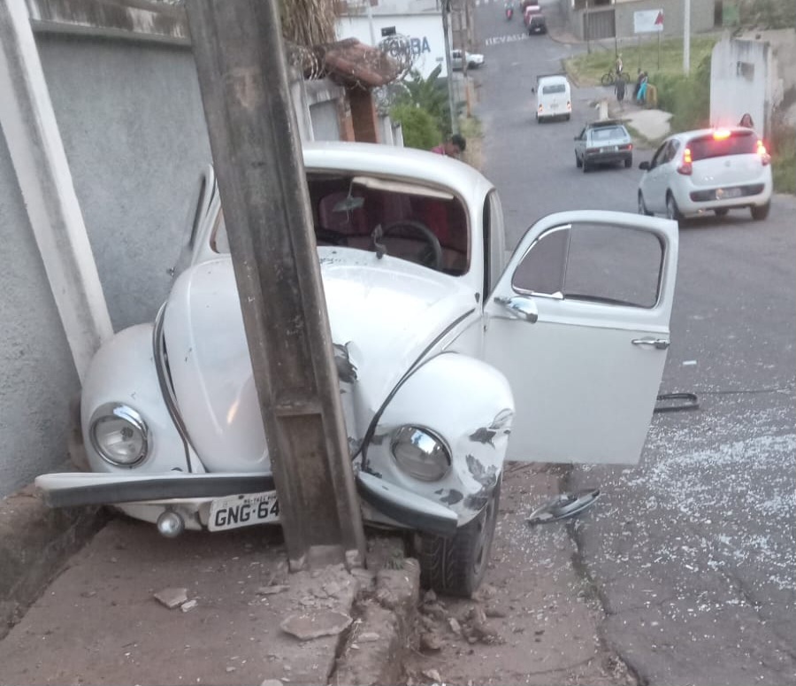 Homem bate em carro e depois em poste de iluminação do bairro Catumbi